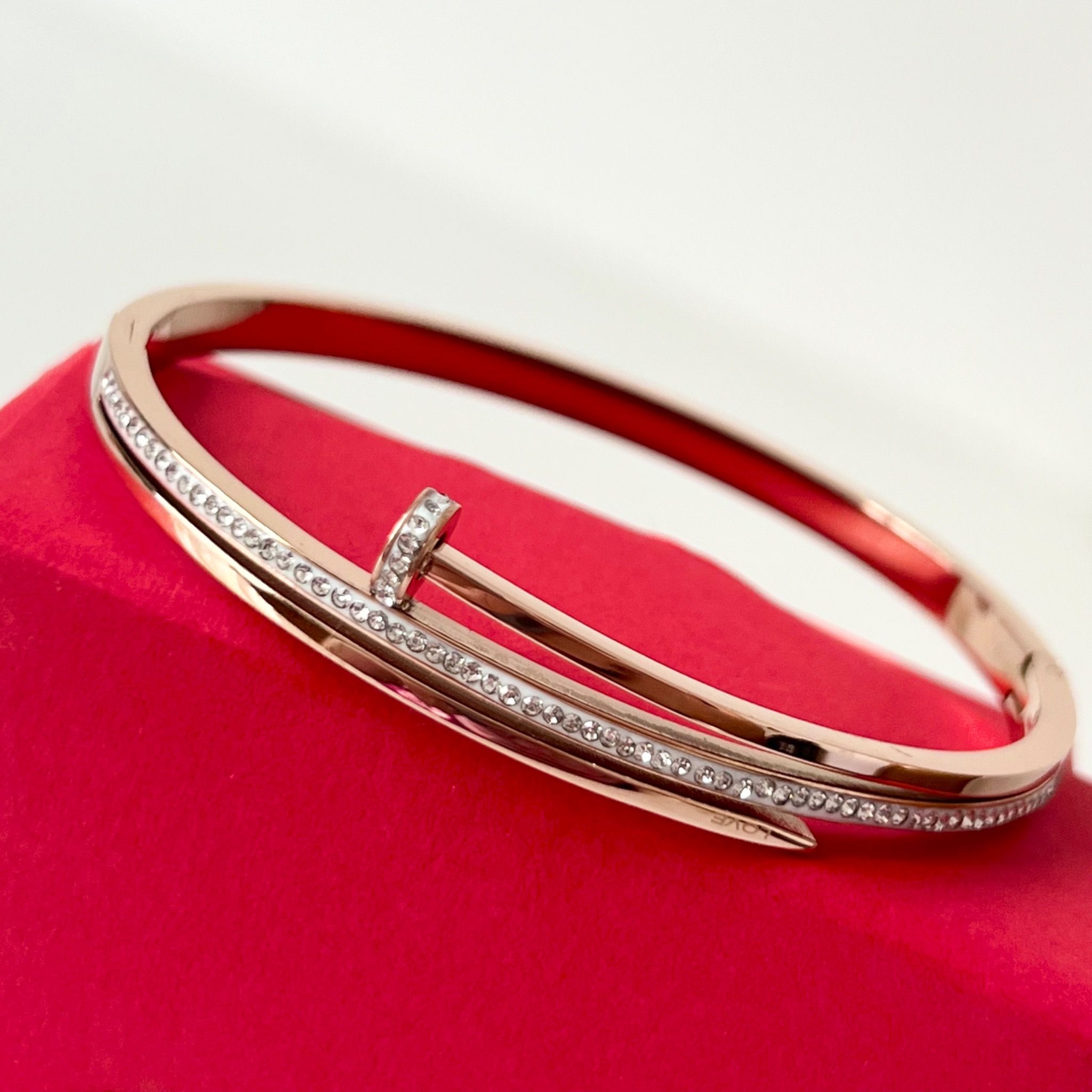 Vòng Tay TiTan Cao Cấp - Cây Đinh Cartier Màu Vàng Hồng Pha Lê (AJ)