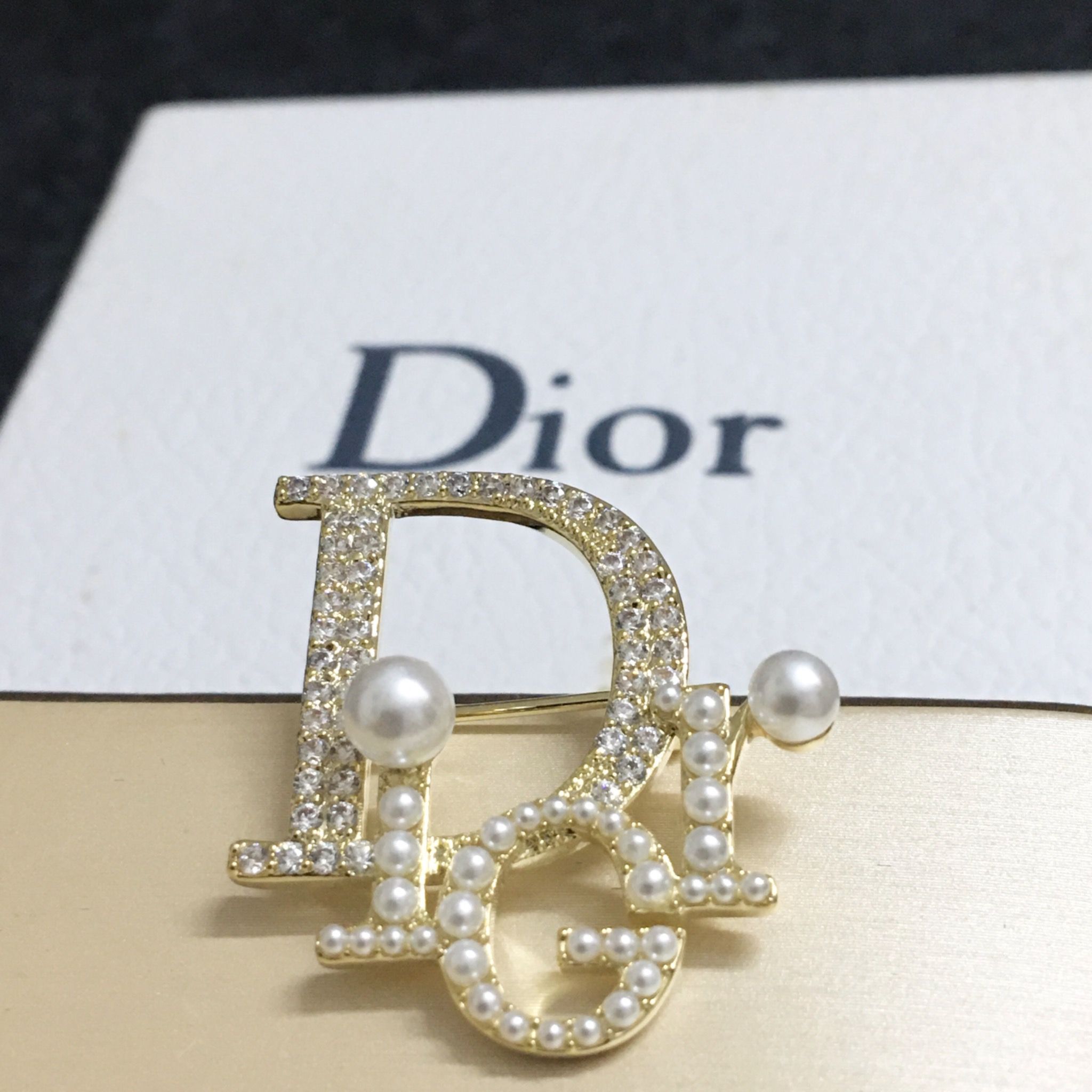 Cài Áo Nam, Nữ - Dior Màu Vàng Ngọc Trai & Pha Lê Trắng (AI)