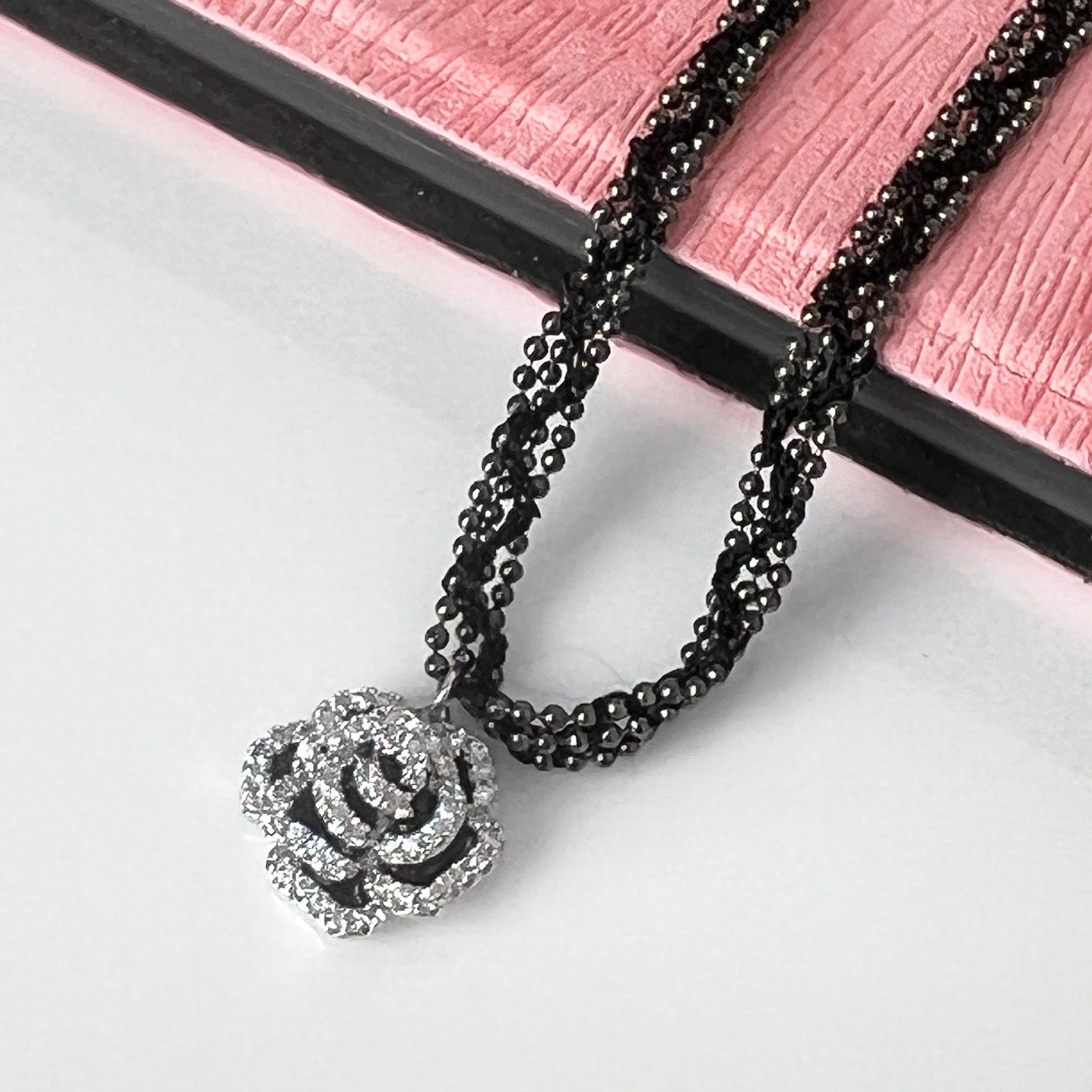 Dây Chuyền Ngắn - Choker Hoa Hồng Đen Pha Lê Trắng (BB)