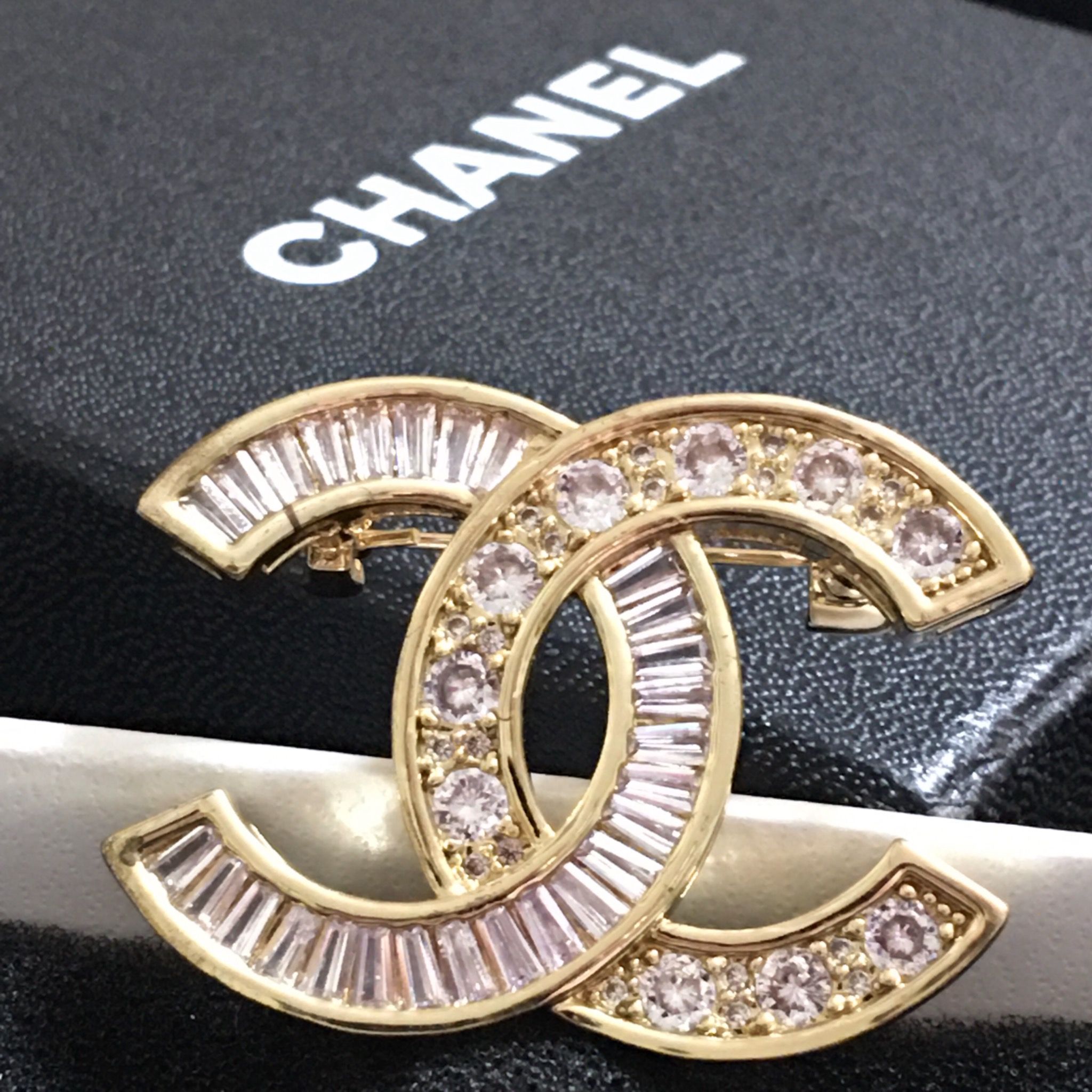 Cài Áo Nam, Nữ - Chanel Màu Vàng Pha Lê Trắng (BF)