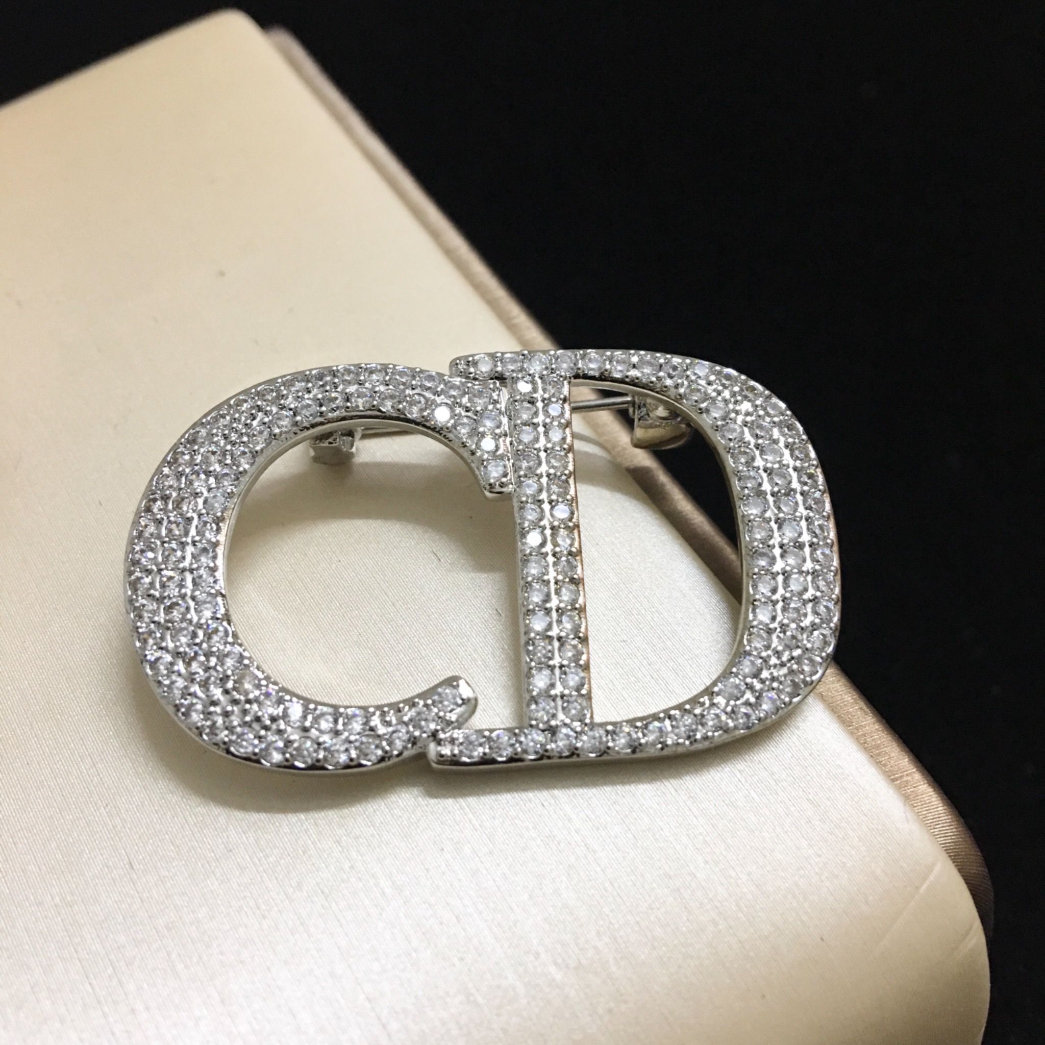 Cài Áo Nam, Nữ - Dior Màu Trắng Pha Lê (AH)