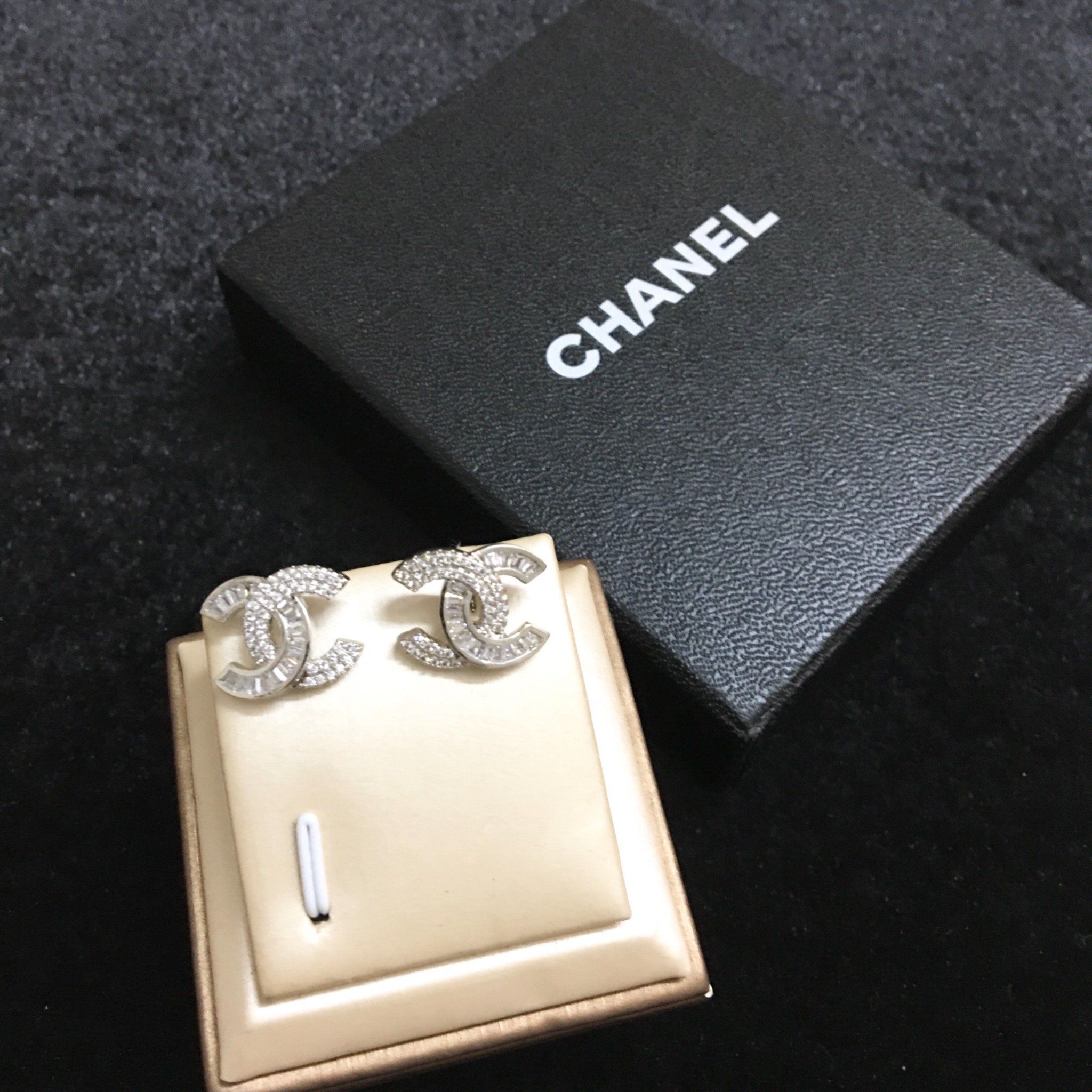 Bông Tai Chanel Màu Trắng Pha Lê (BR)