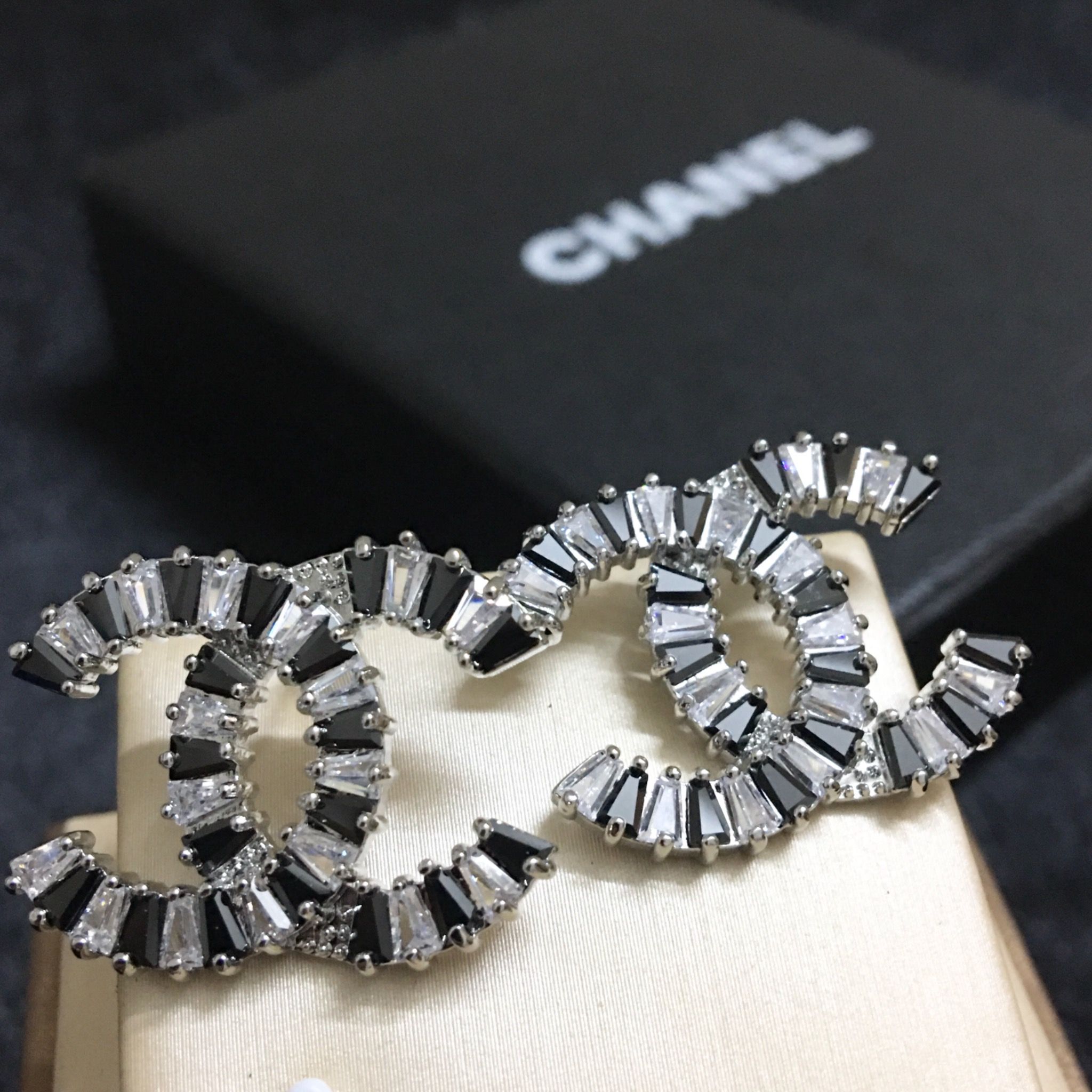 Bông Tai Chanel Bản To Màu Trắng Pha Lê Đen & Trắng (BT)