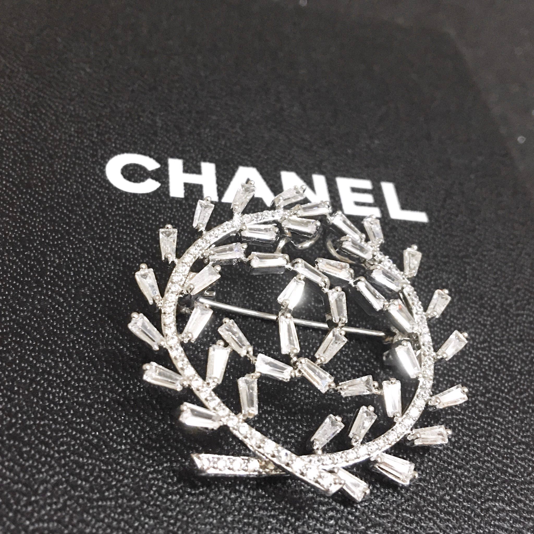 Cài Áo & Mặt Dây Chuyền - Chanel Pha Lê Trắng (AN)