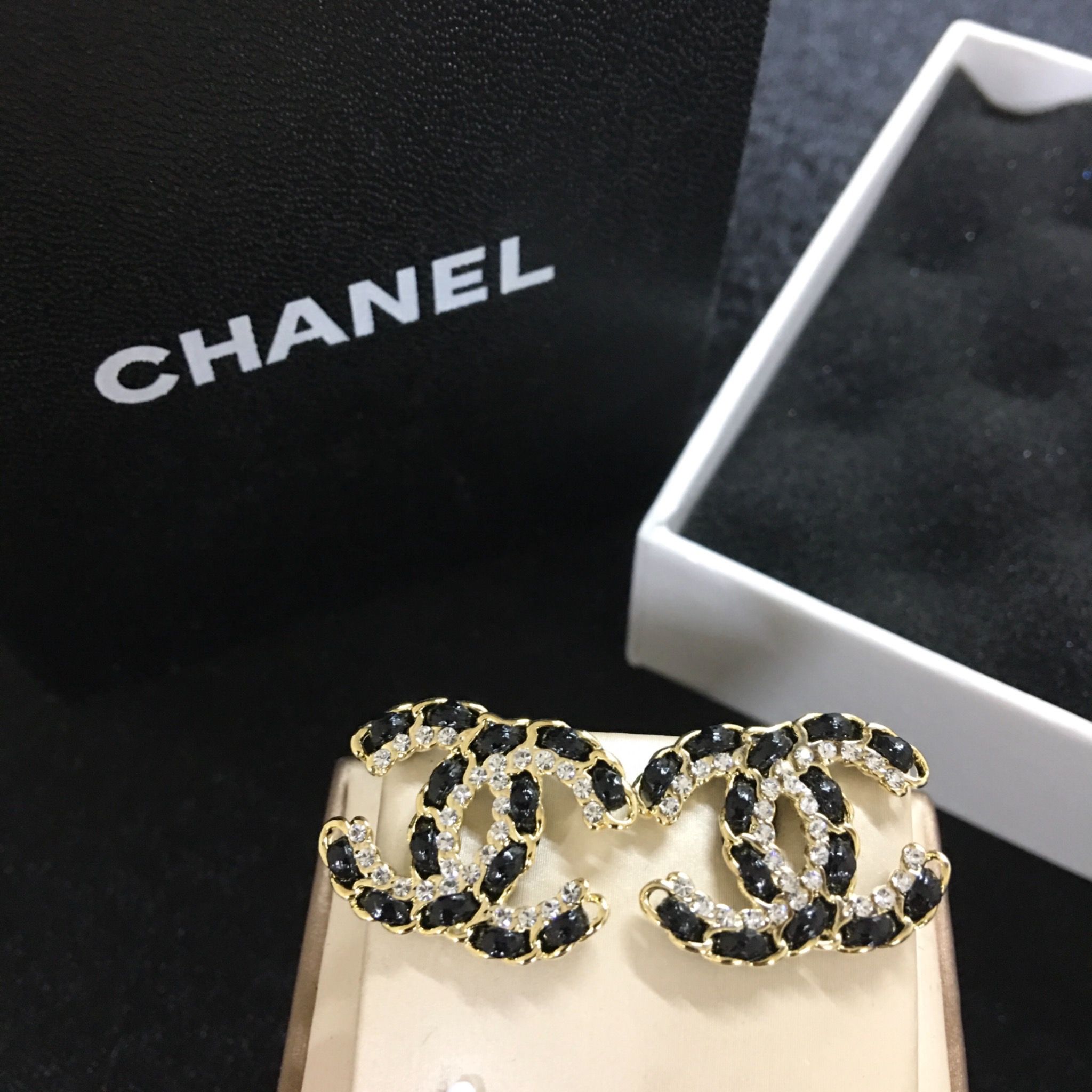 Bông Tai Chanel Bản To Màu Vàng Pha Lê Trắng (BE)