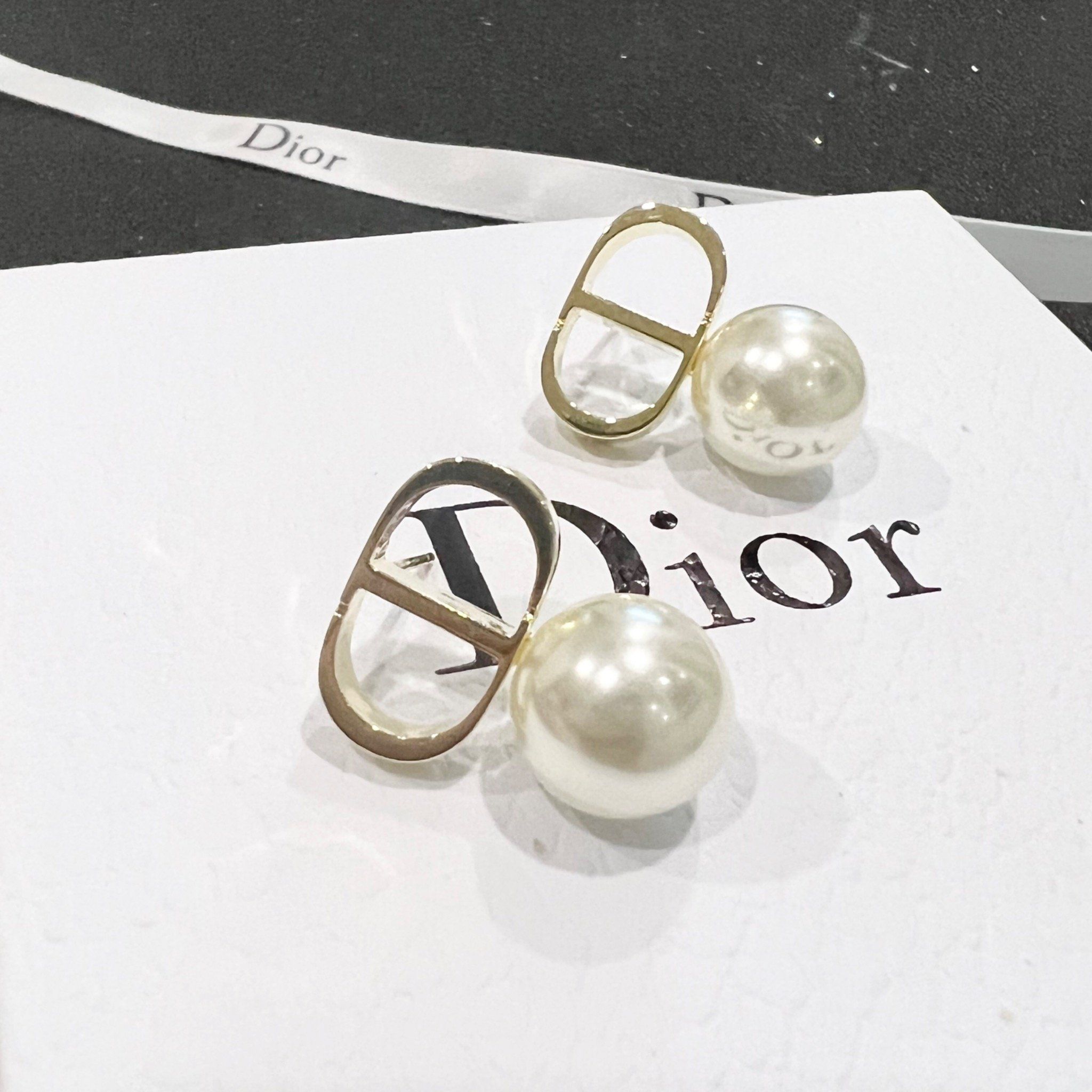 Bông Tai Dior Màu Vàng Ngọc Trai (AL)