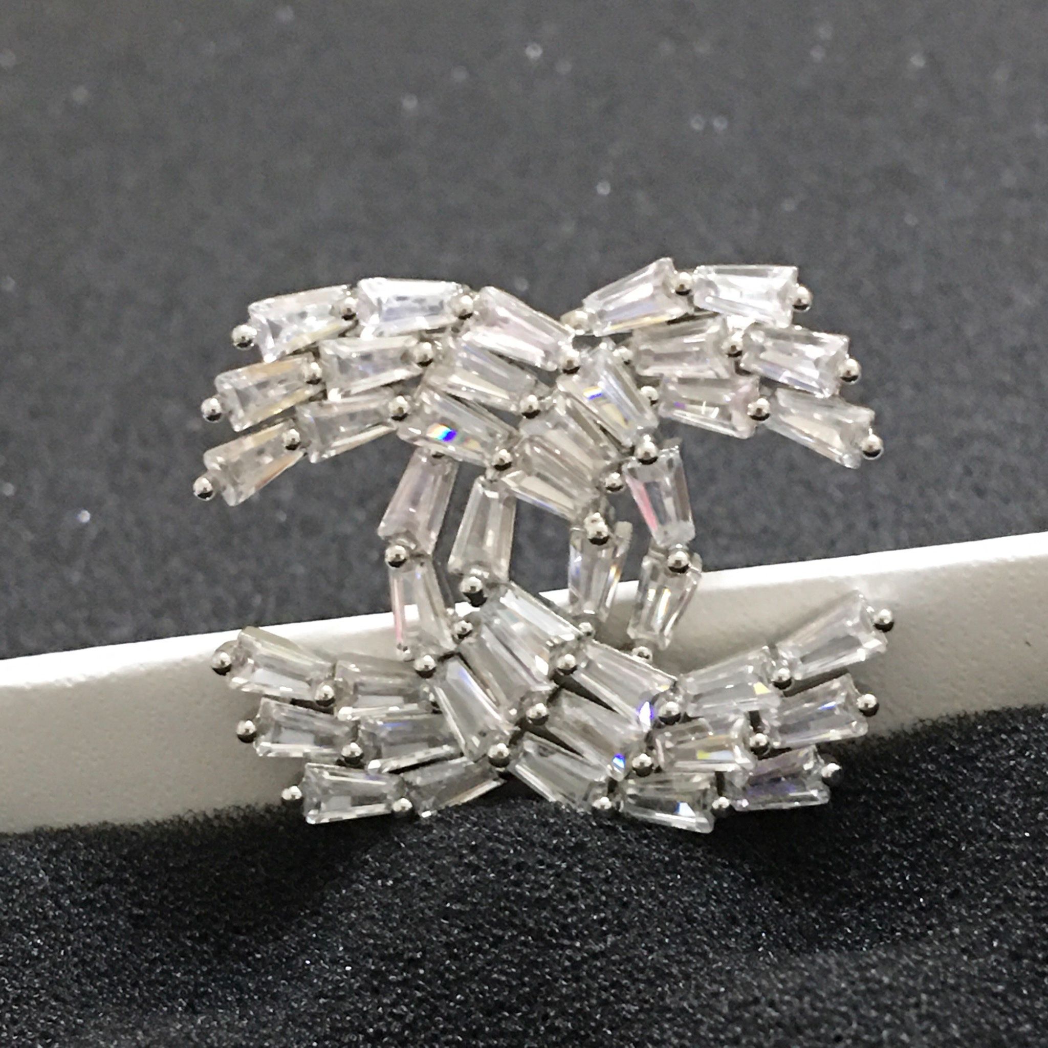 Cài Áo Nam, Nữ - Chanel Lưới Size To Màu Trắng Pha Lê (AJ)