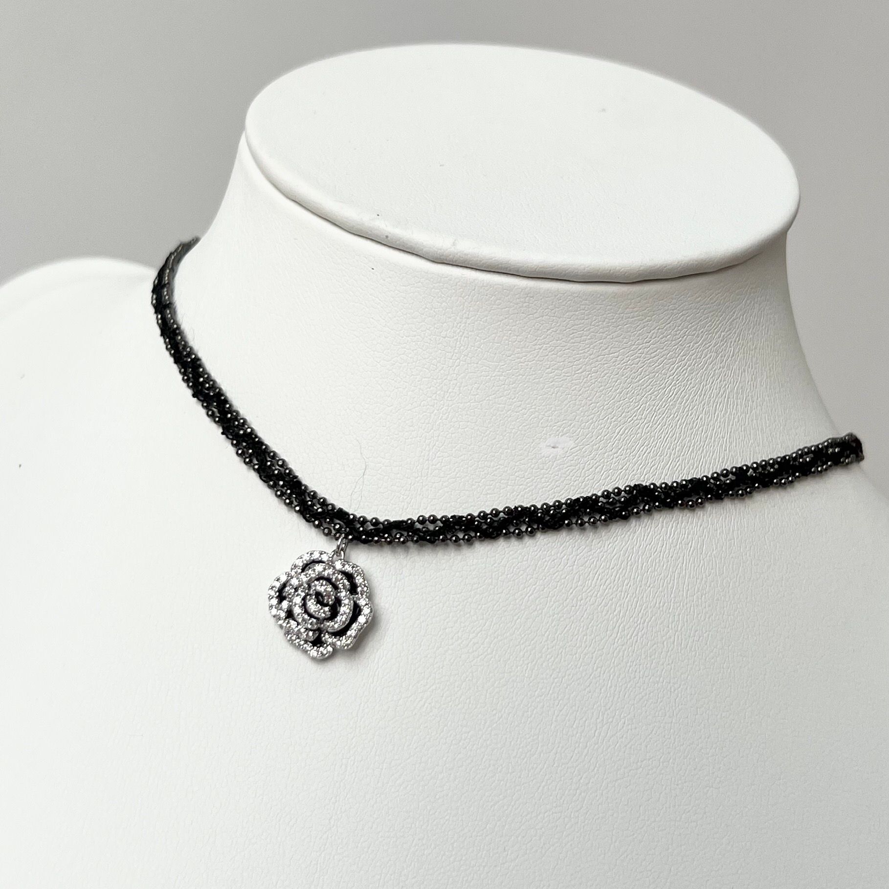 Dây Chuyền Ngắn - Choker Hoa Hồng Đen Pha Lê Trắng (BB)