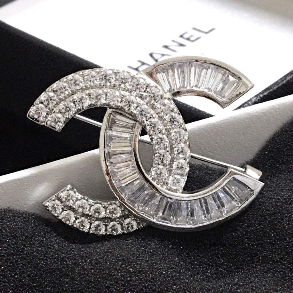 Cài Áo Chanel Màu Trắng Pha Lê (AG)