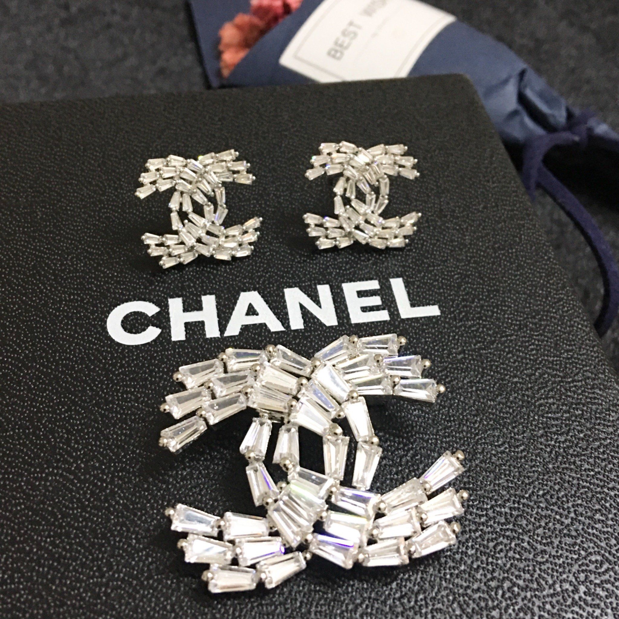 Bộ Trang Sức Chanel Trắng - Cài Áo & Bông Tai Pha Lê (AG)