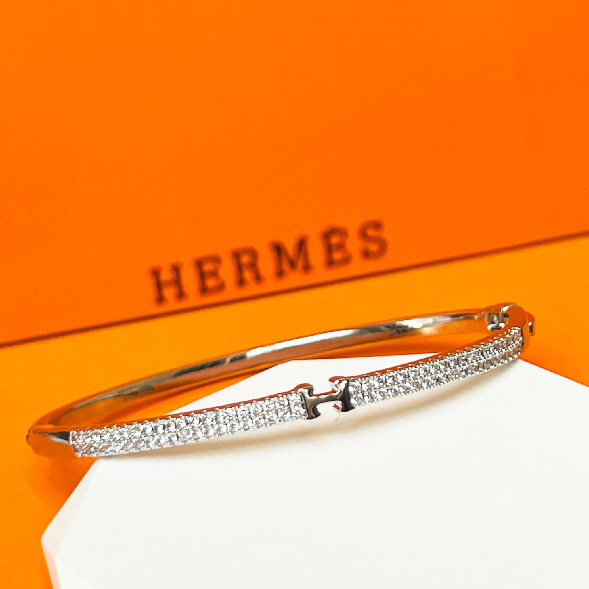 Bộ Trang Sức Hermes Trắng - Vòng Tay, Nhẫn & Bông Tai Pha Lê (AA)