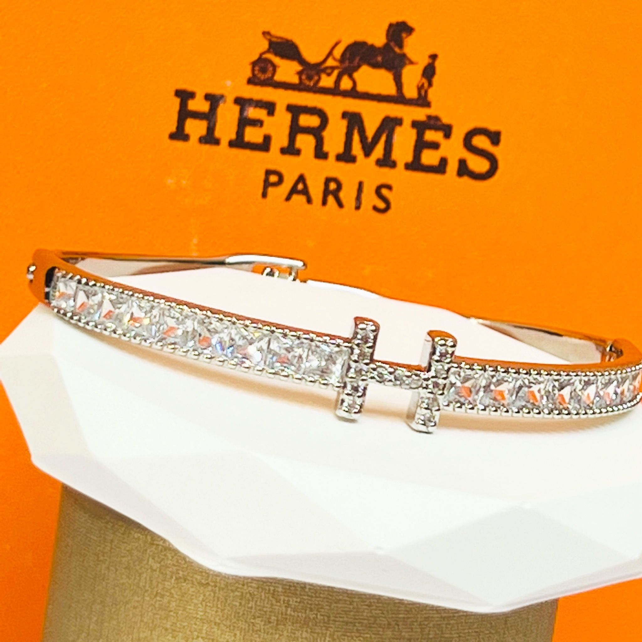 Vòng Tay Hermes Màu Trắng Pha Lê (AG)