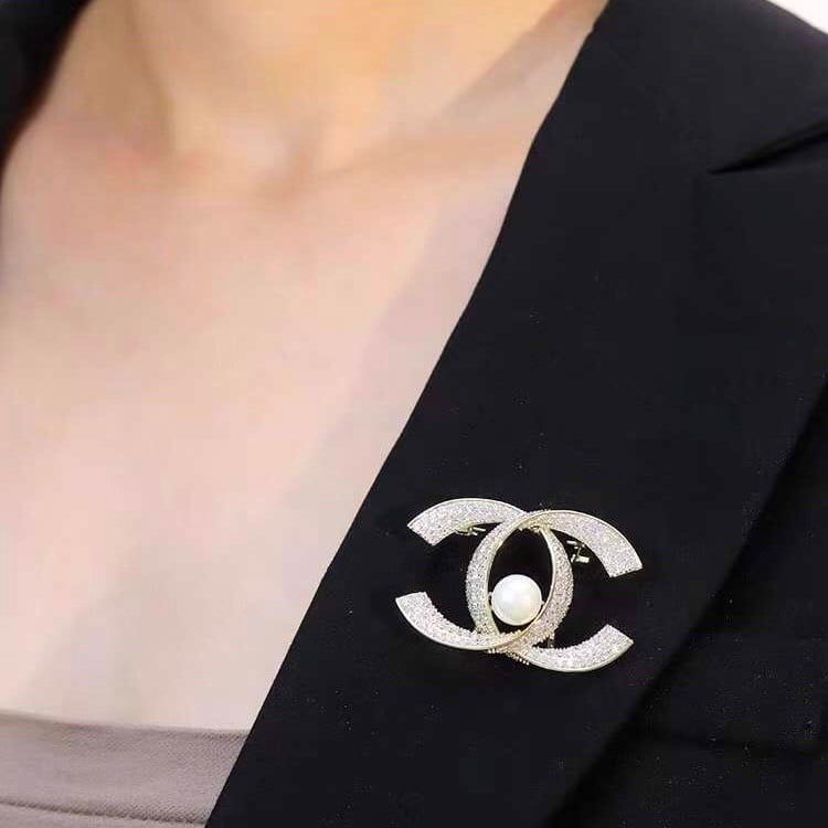 Bộ Trang Sức Chanel Trắng - Cài Áo & Bông Tai Ngọc Trai & Pha Lê (AI)