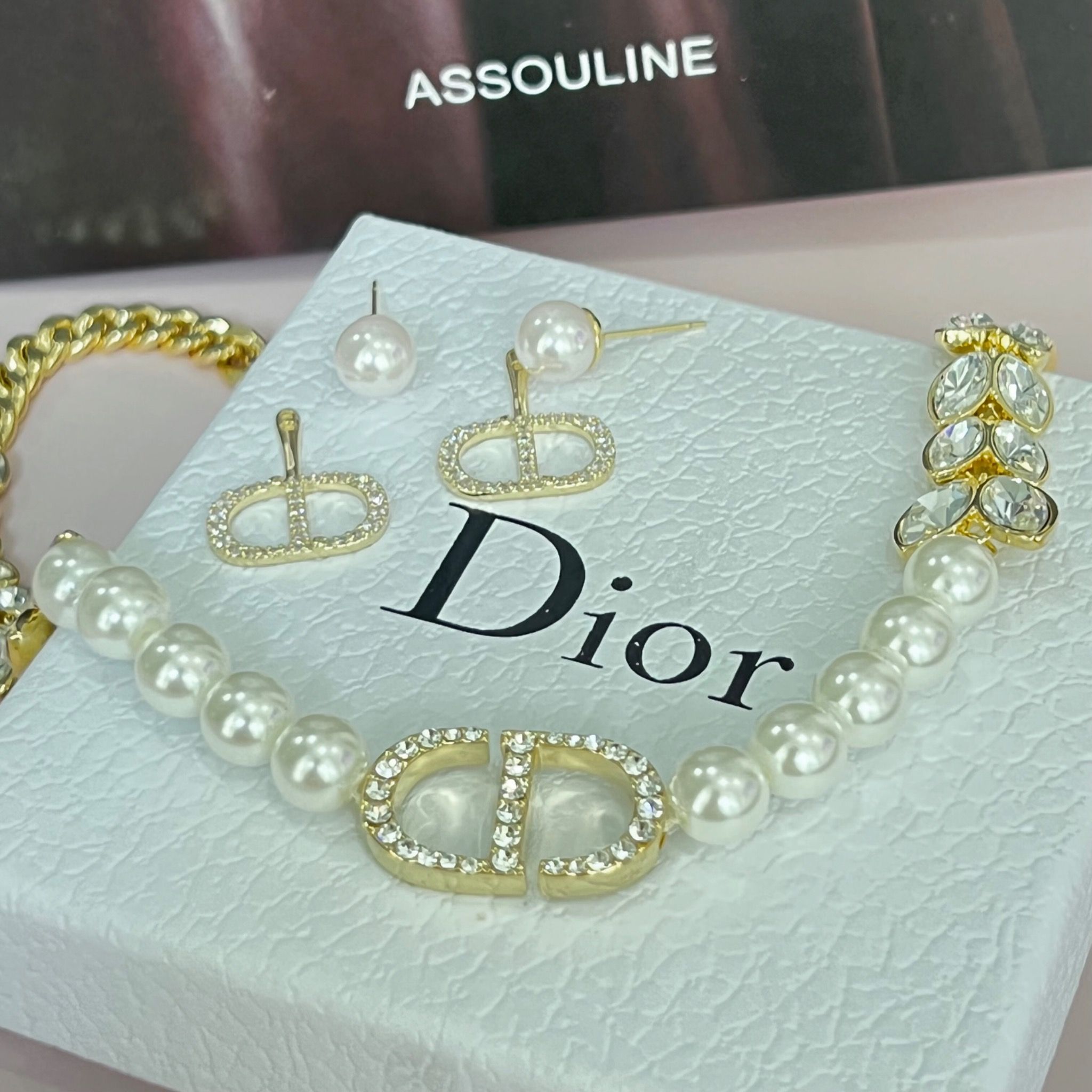 Bộ Trang Sức Dior Vàng - Vòng cổ Choker & Bông Tai Ngọc Trai, Pha Lê 3 Kiểu Đeo Quý Phái (AI)