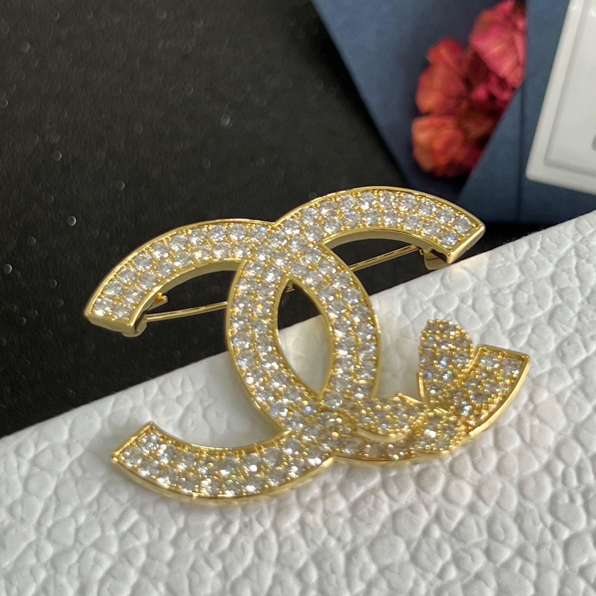 Cài Áo - Chanel & Con Bướm Màu Vàng Pha Lê Trắng (CR)