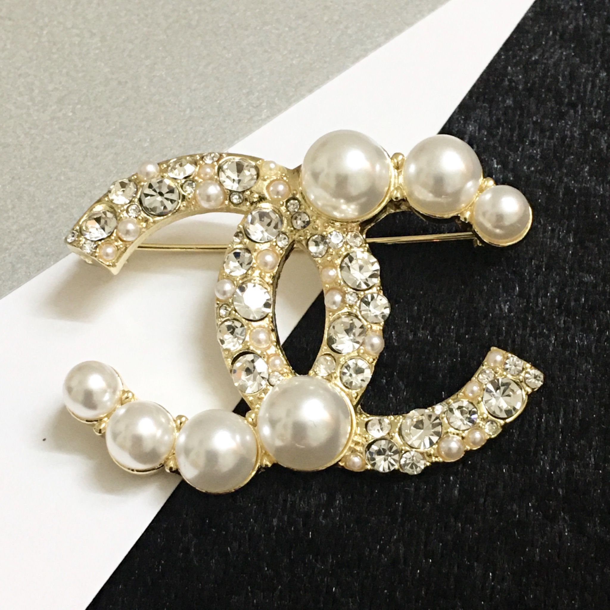 Cài Áo - Chanel Màu Vàng Ngọc Trai & Pha Lê Trắng (BI)