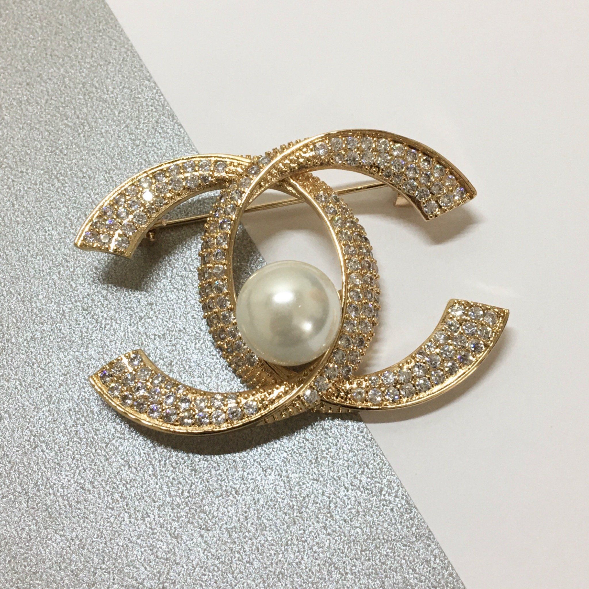 Bộ Trang Sức Chanel Vàng Hồng - Cài Áo & Bông Tai Ngọc Trai & Pha Lê Trắng (AE)