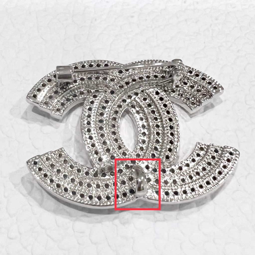Cài Áo & Mặt Dây Chuyền - Chanel Pha Lê Đen & Trắng (CB)