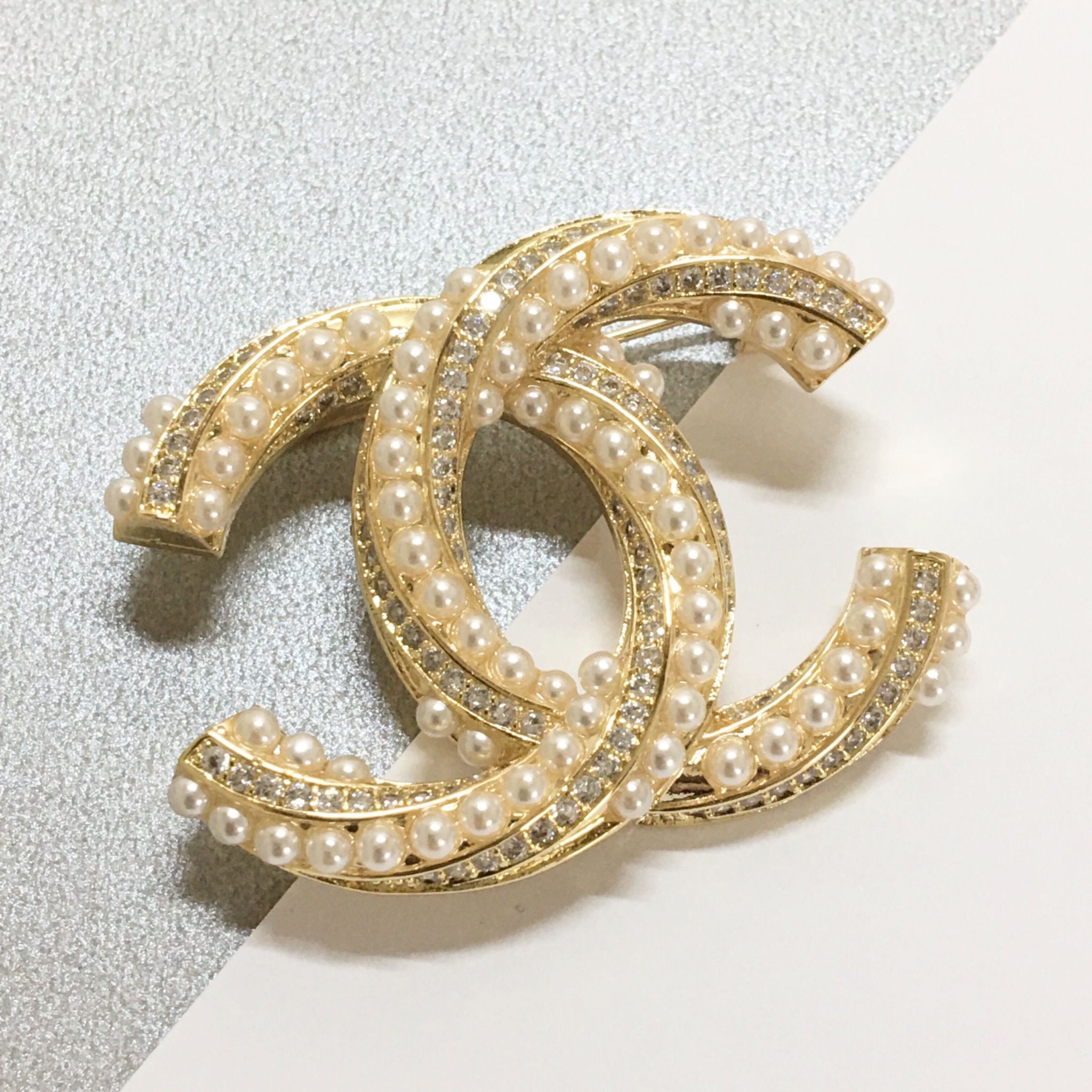 Cài Áo - Chanel Màu Vàng Ngọc Trai & Pha Lê Trắng (AZ)