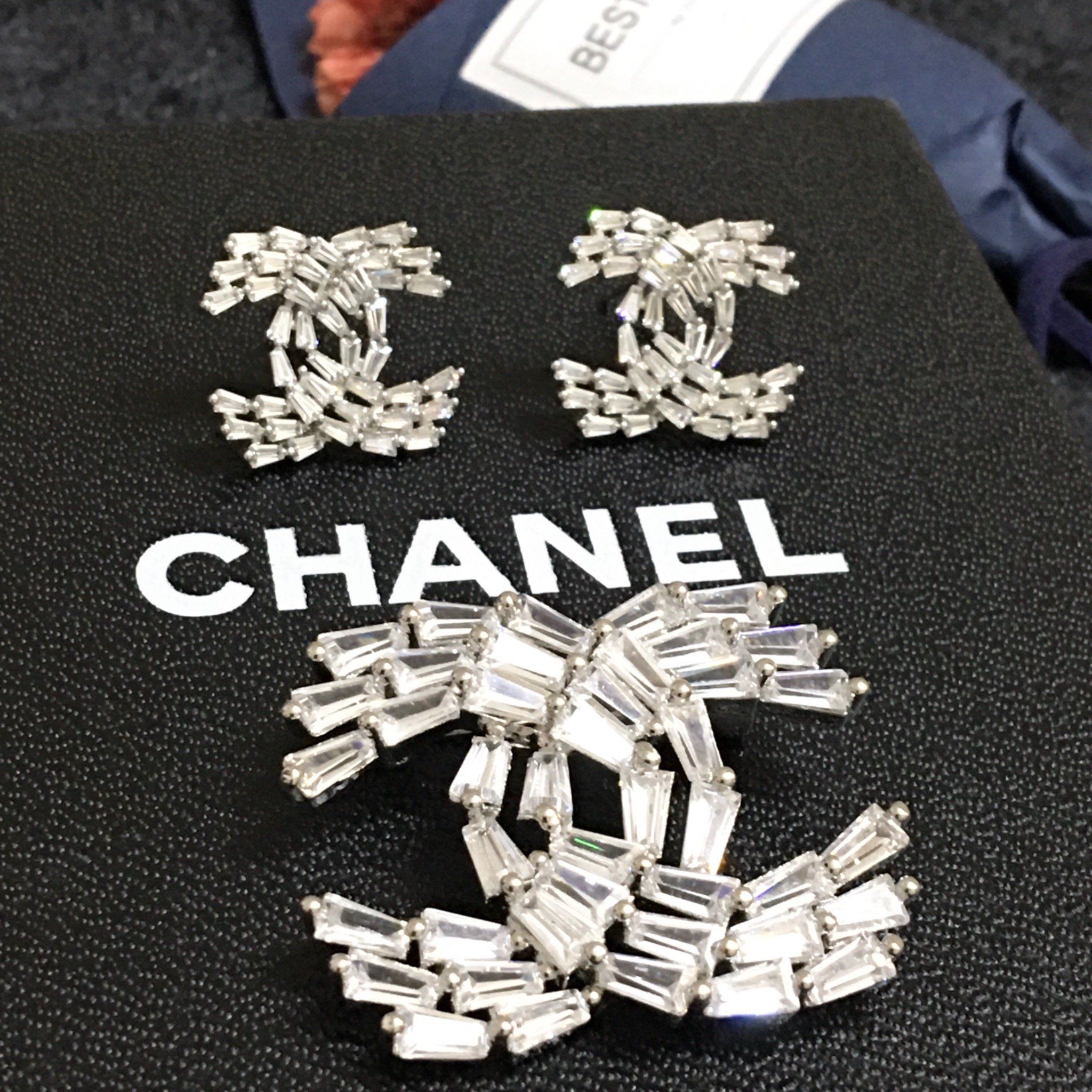 Bộ Trang Sức Chanel Trắng - Cài Áo & Bông Tai Pha Lê (AG)