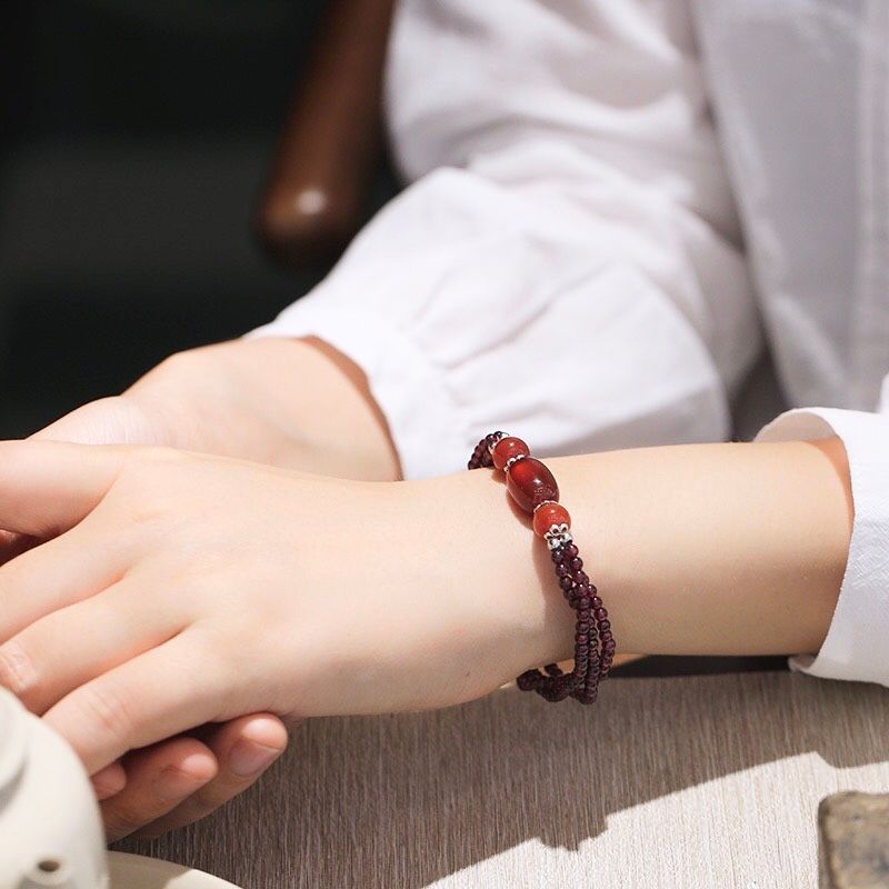 Vòng Tay Phong Thuỷ Cao Cấp - Đá Garnet Ngọc Hồng Lựu Thiên Nhiên 3 Vòng May Mắn & Bình An