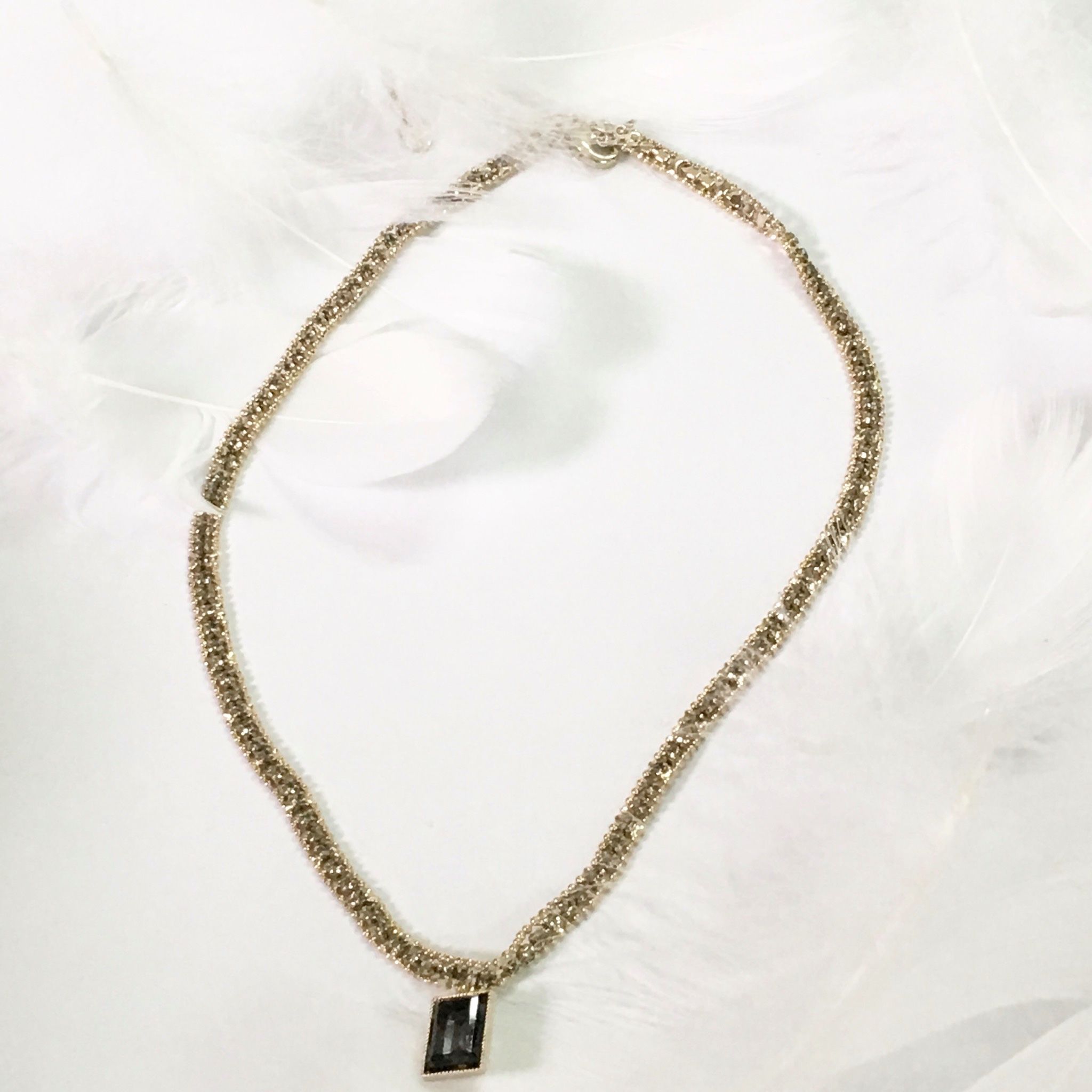 DÂY CHUYỀN NGẮN - CHOKER PHA LÊ ĐEN (AE)