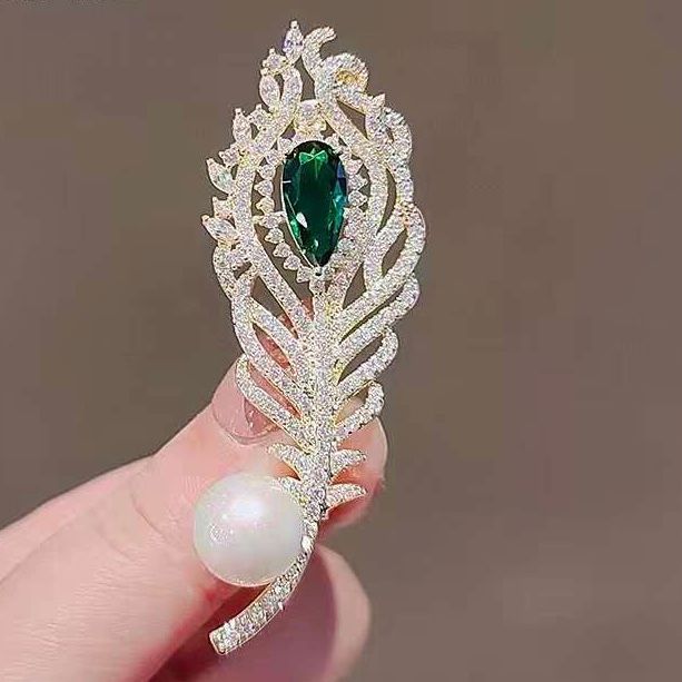 Cài Áo Nam, Nữ - Lông Vũ Vàng Ngọc Trai & Pha Lê Xanh Và Trắng