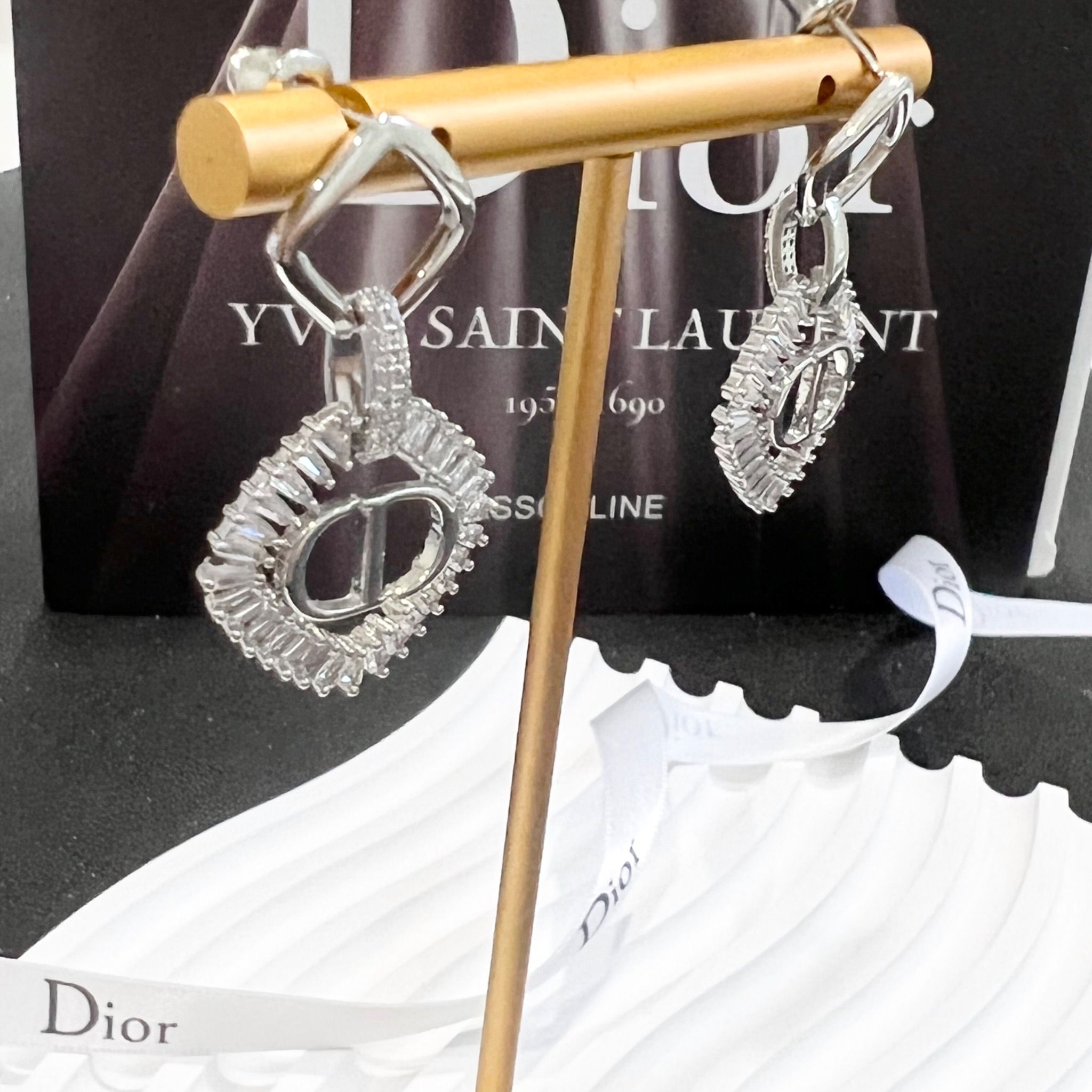Bông Tai Dior Màu Trắng Pha Lê (AM)