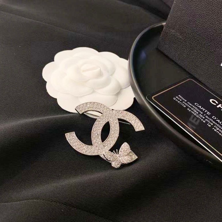 Cài Áo Chanel & Con Bướm Màu Trắng Pha Lê (CQ)