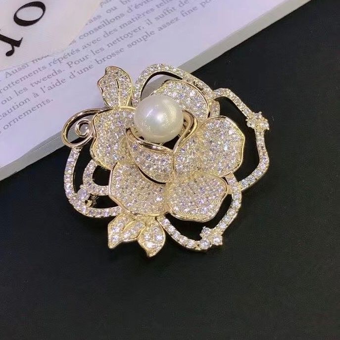 Cài Áo - Hoa Hồng Vàng Ngọc Trai & Pha Lê Trắng (AK)