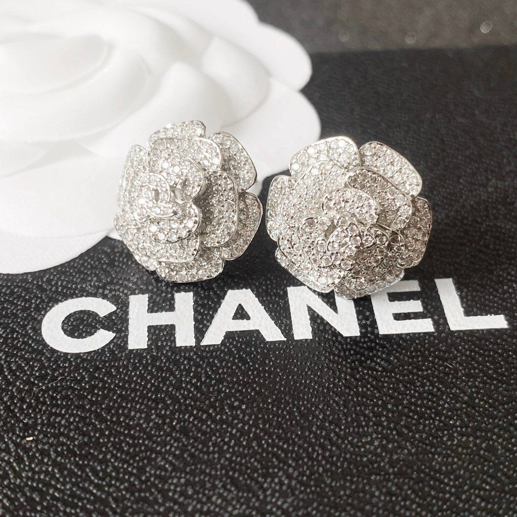 Bộ Trang Sức Hoa Trà Chanel Trắng - Cài Áo & Bông Tai Pha Lê (AJ)