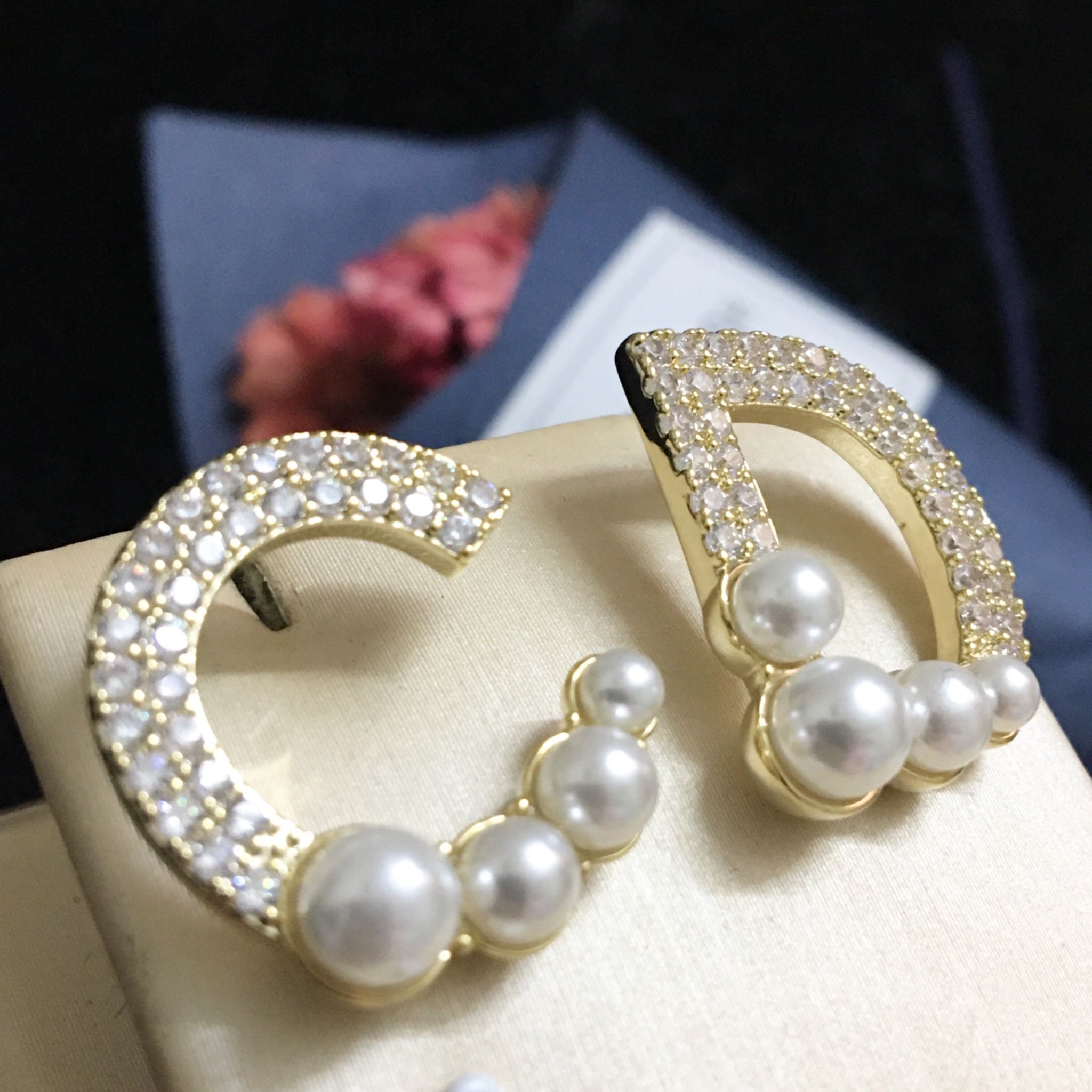 Bông Tai Dior Màu Vàng Bản To Ngọc Trai & Pha Lê Trắng (AE)