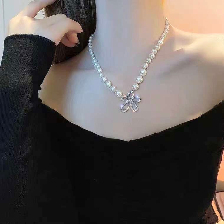 Dây Chuyền Ngắn - Cánh Hoa Ngọc Trai & Pha Lê Trắng (BA)