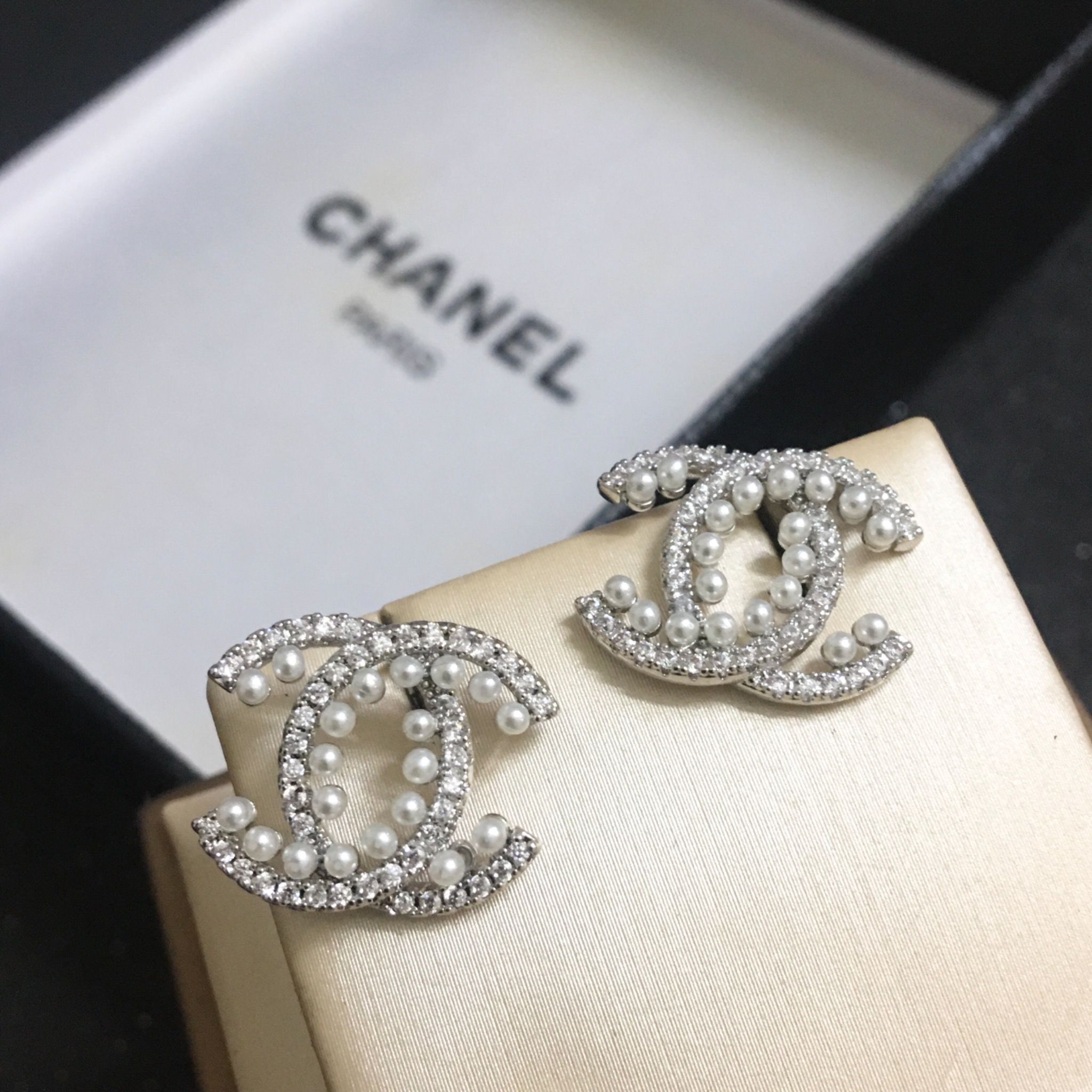 Bông Tai Chanel Màu Trắng Ngọc Trai & Pha Lê (AY)
