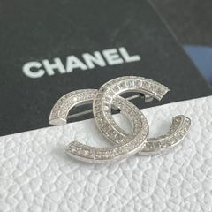 Bộ Trang Sức Cha.nnel Trắng - Cài Áo & Bông Tai Pha Lê (AL)