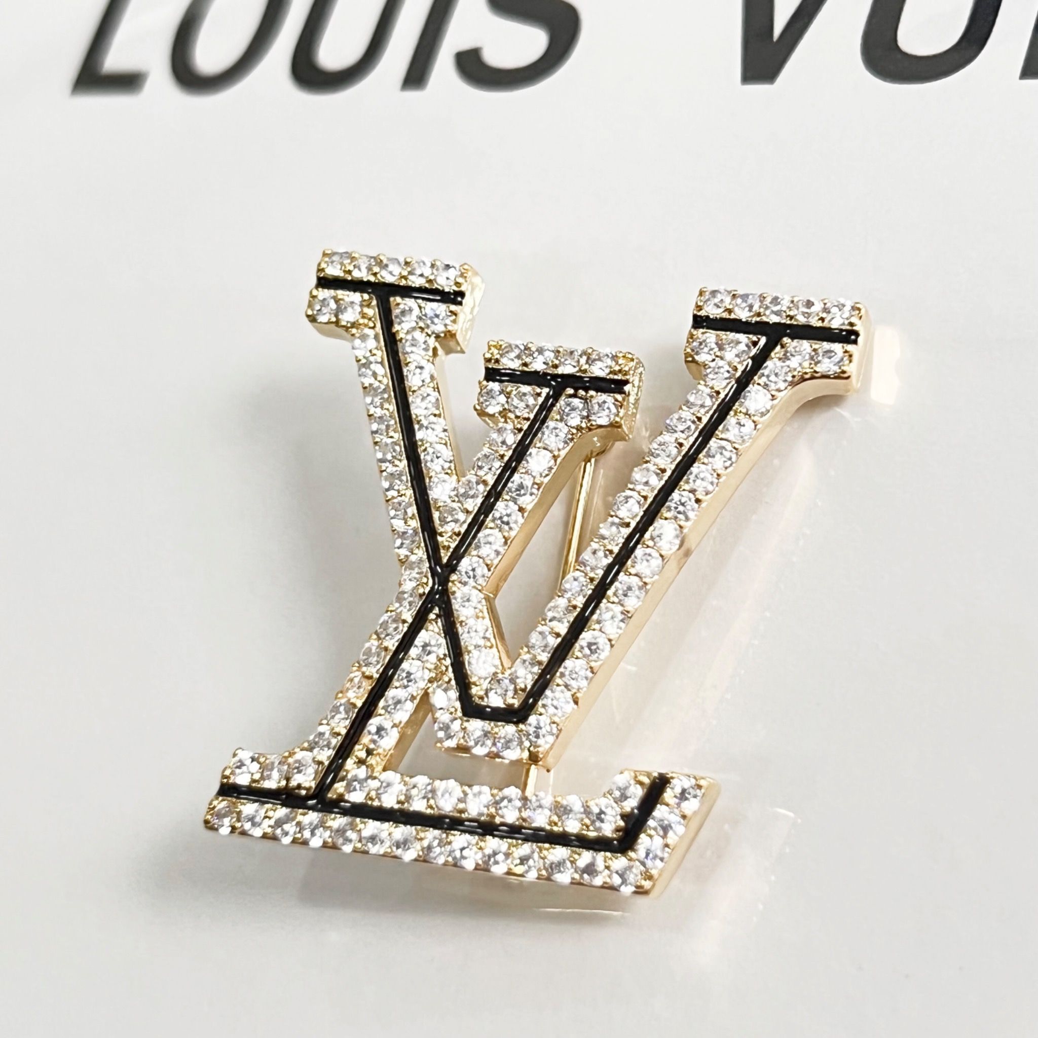 Cài Áo Nam, Nữ - LV Màu Vàng Pha Lê Trắng (AE)