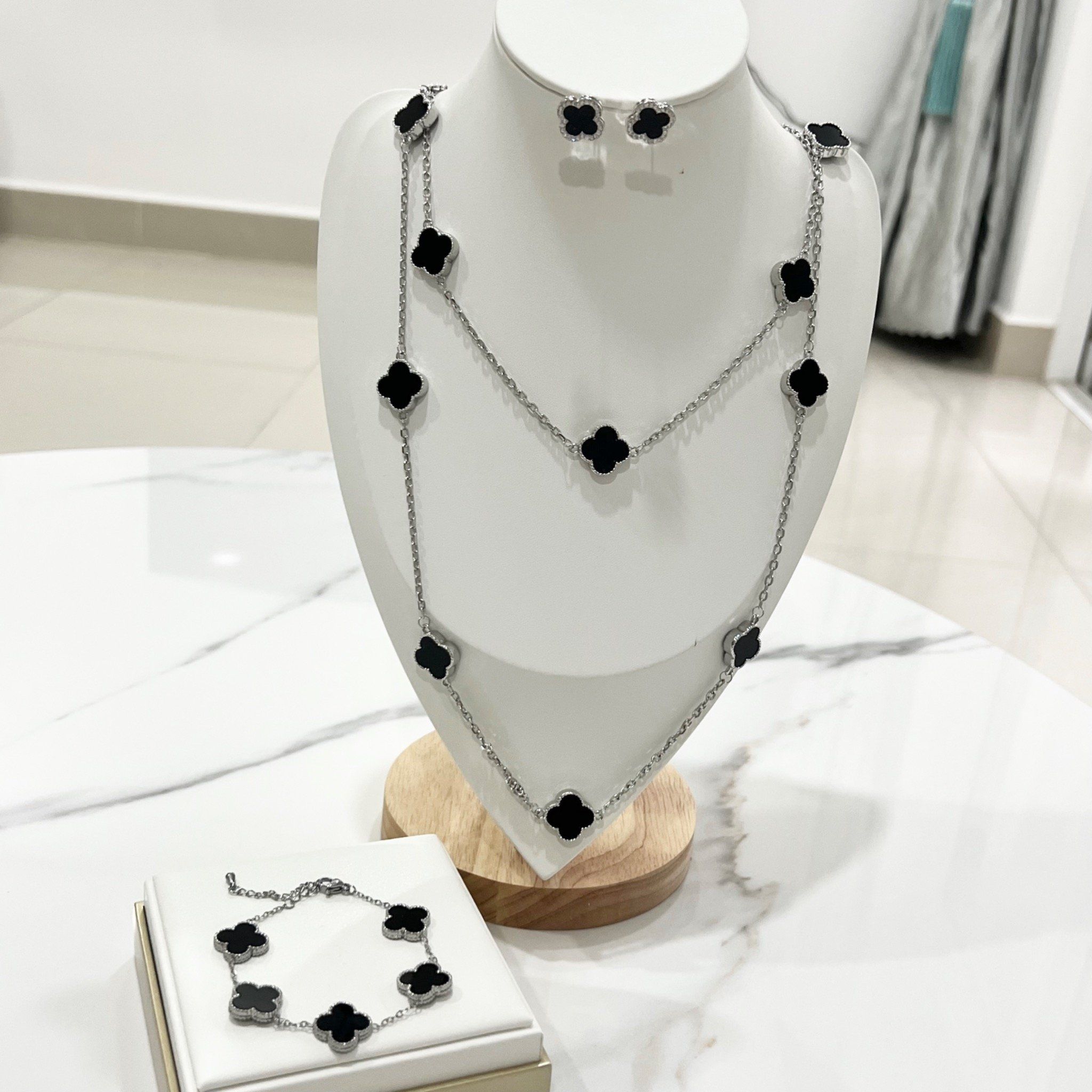Bộ Trang Sức Cỏ 4 Lá May Mắn Trắng Đen Size 1,5cm - Dây Chuyền, Vòng Tay & Bông Tai Pha Lê (AS)