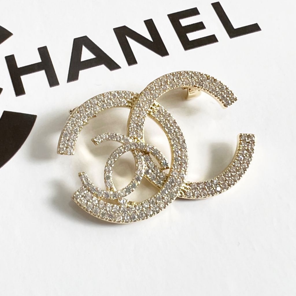 Cài Áo Nam, Nữ - Chanel Màu Vàng Pha Lê Trắng (DC)