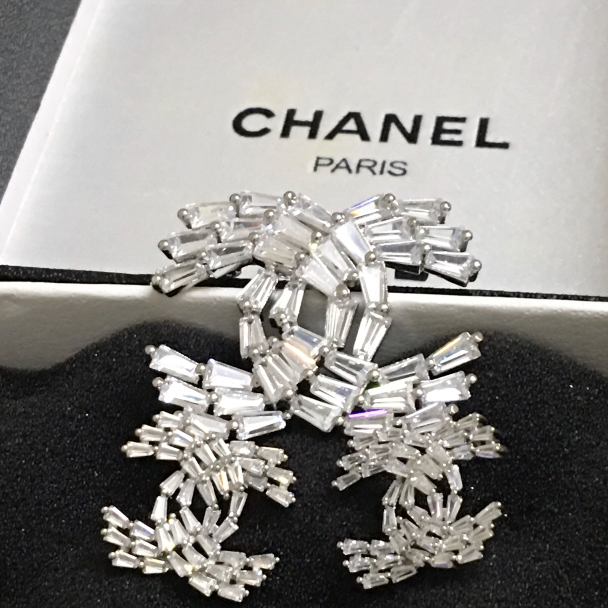 Bộ Trang Sức Chanel Trắng - Cài Áo & Bông Tai Pha Lê (AG)