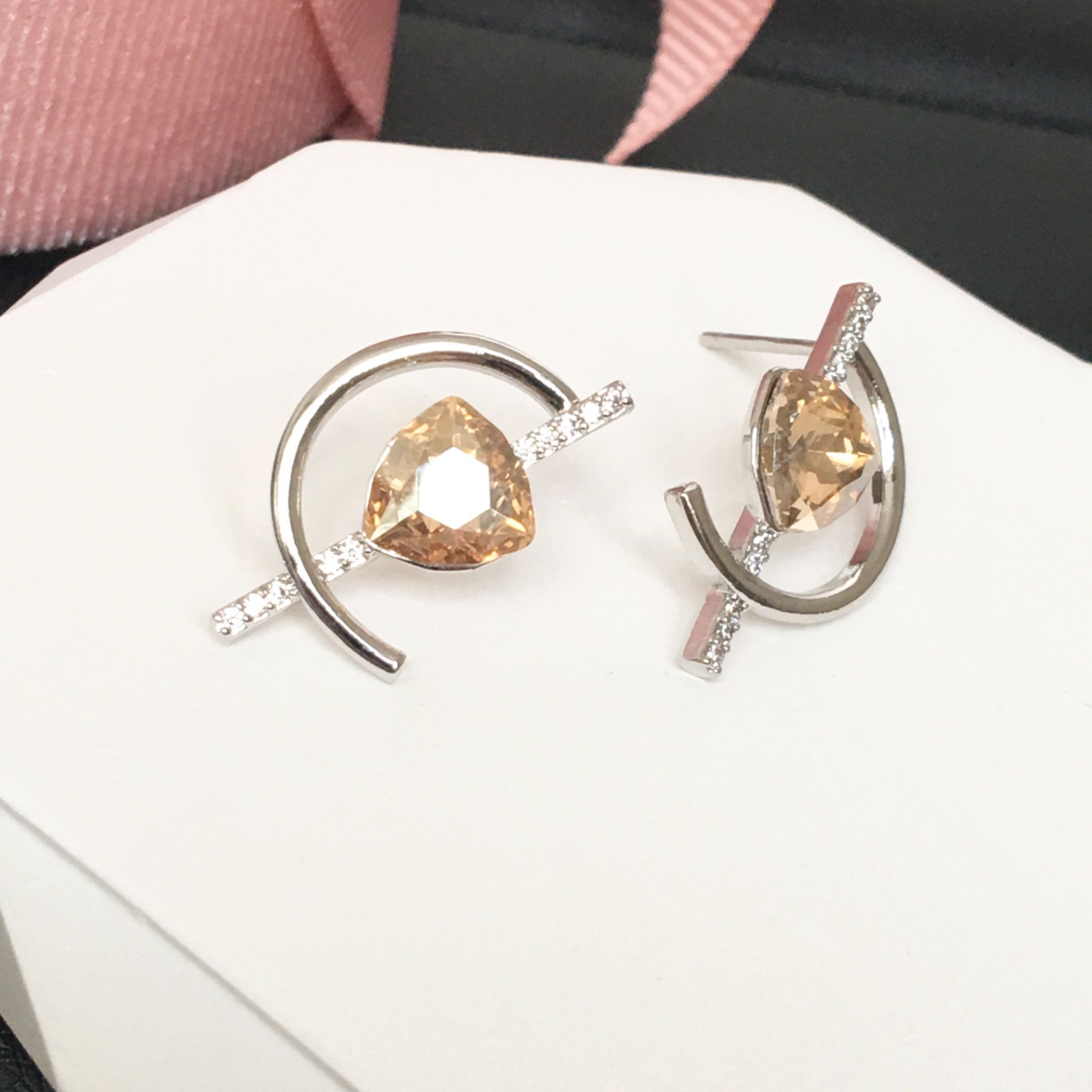 Bông Tai Mặt Trắng & Trái Tim Pha Lê Vàng (AE)
