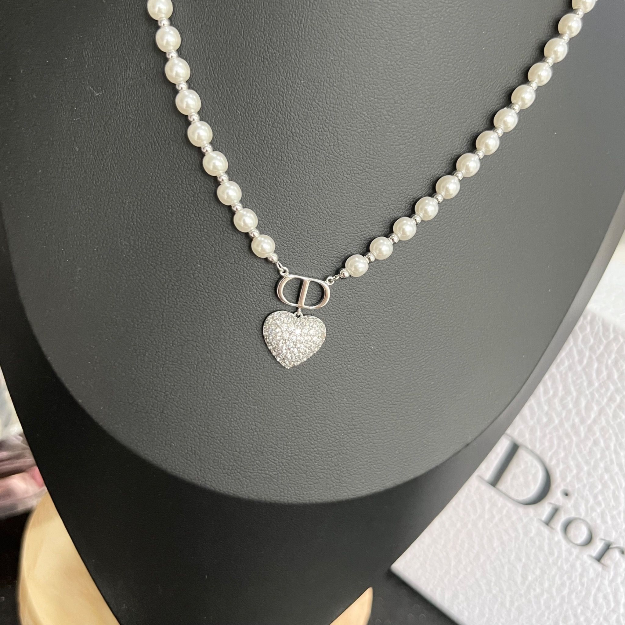 Dây Chuyền Ngắn - Dior Trái Tim Màu Trắng Ngọc Trai & Pha Lê (AJ)
