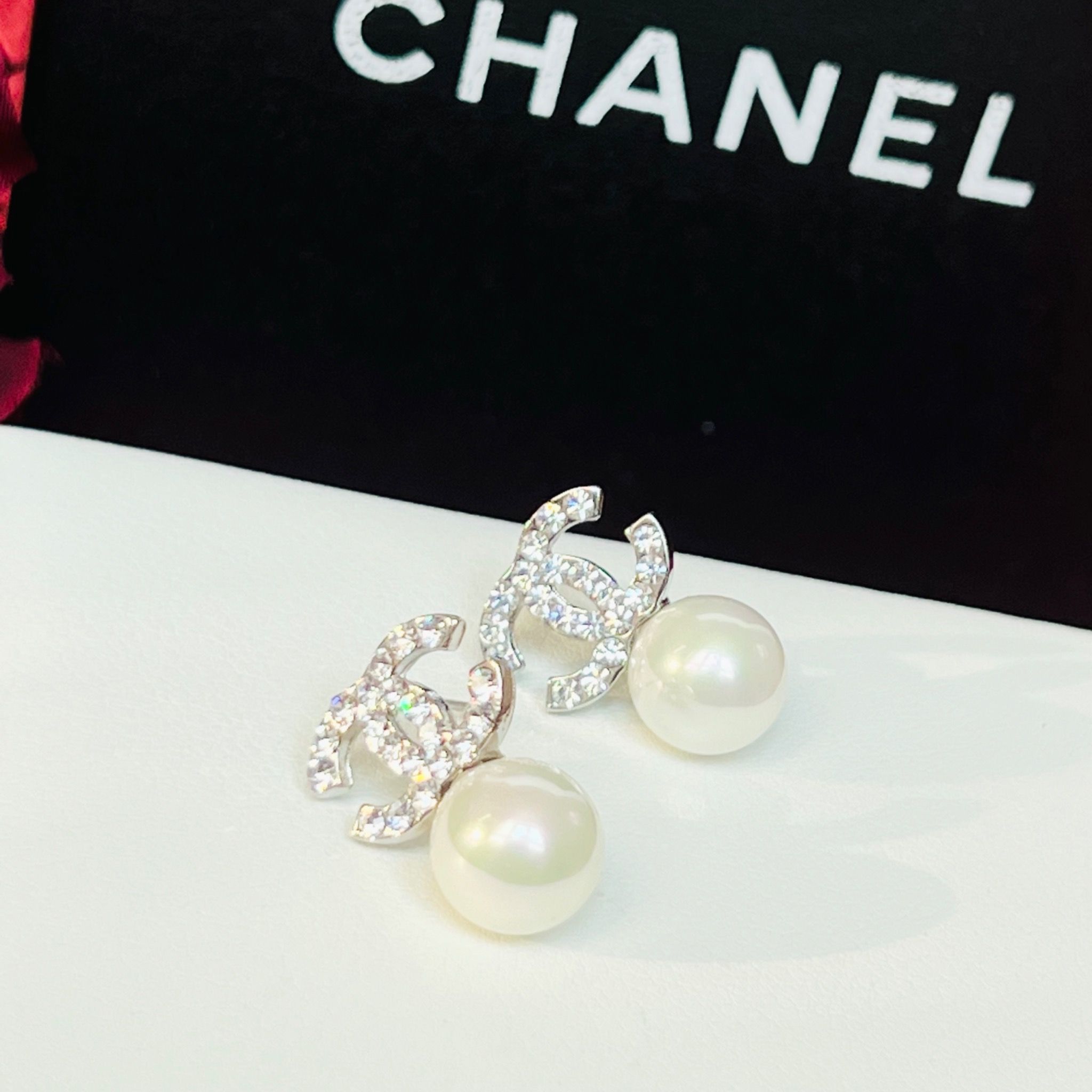 Bông Tai Chanel Màu Trắng Ngọc Trai & Pha Lê (CI)