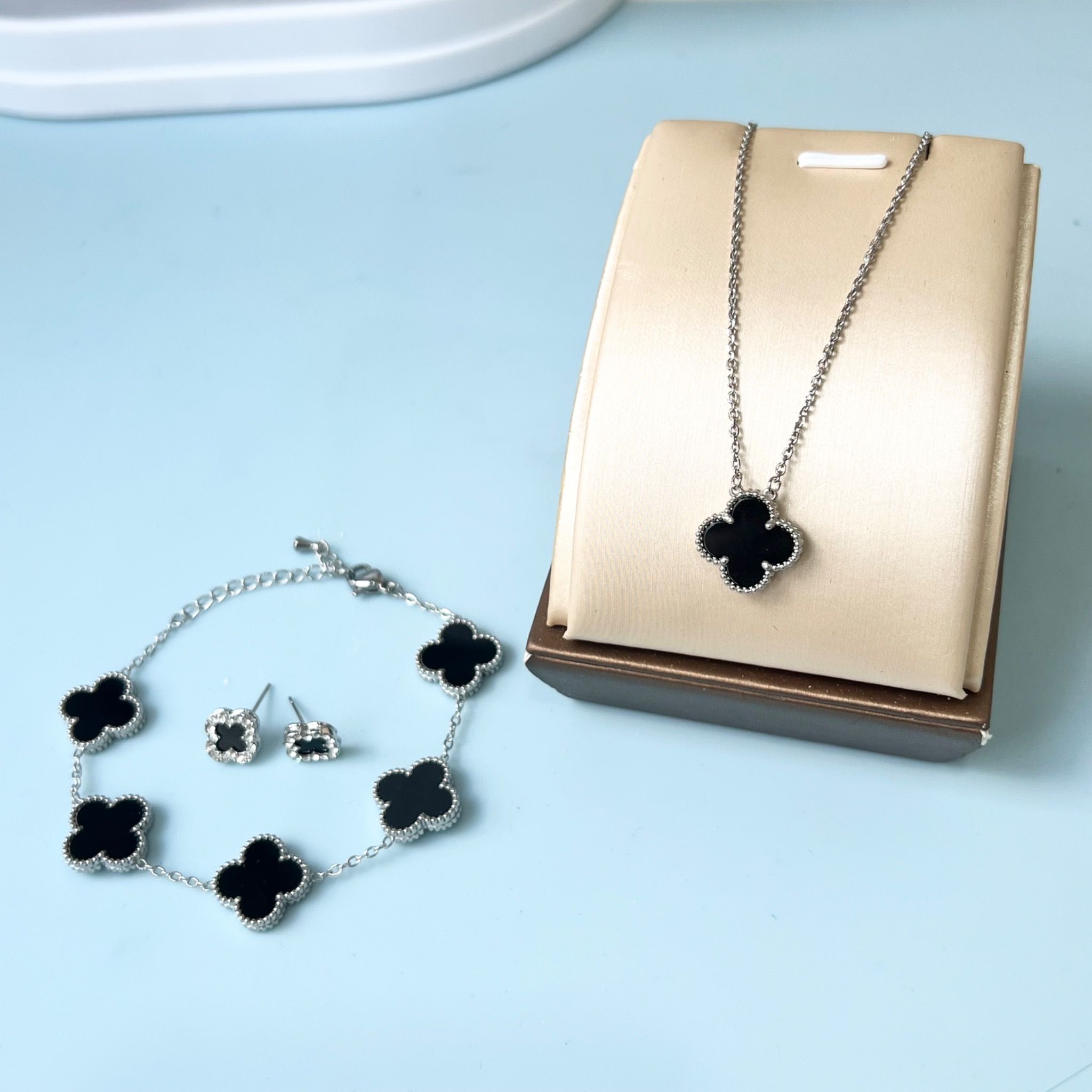 Bộ Trang Sức Cỏ 4 Lá May Mắn Trắng Đen Size 1cm - Dây Chuyền, Vòng Tay & Bông Tai Pha Lê (AN)