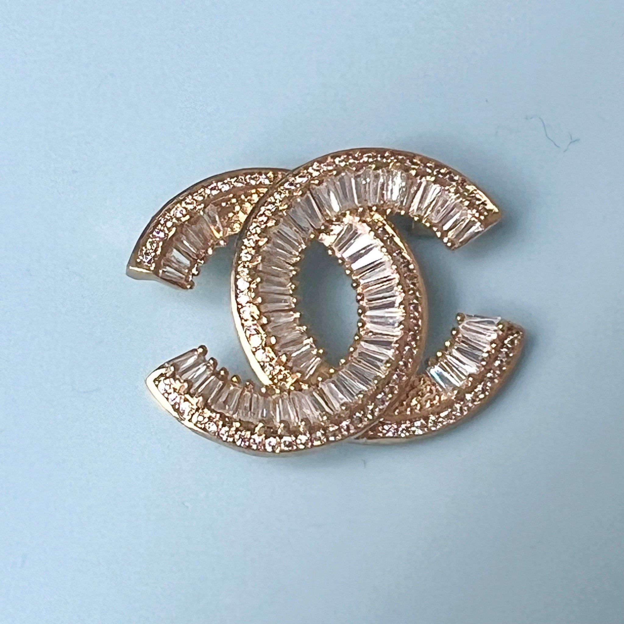 Cài Áo Nam, Nữ - Chanel Mini Màu Vàng Pha Lê Trắng (DA)