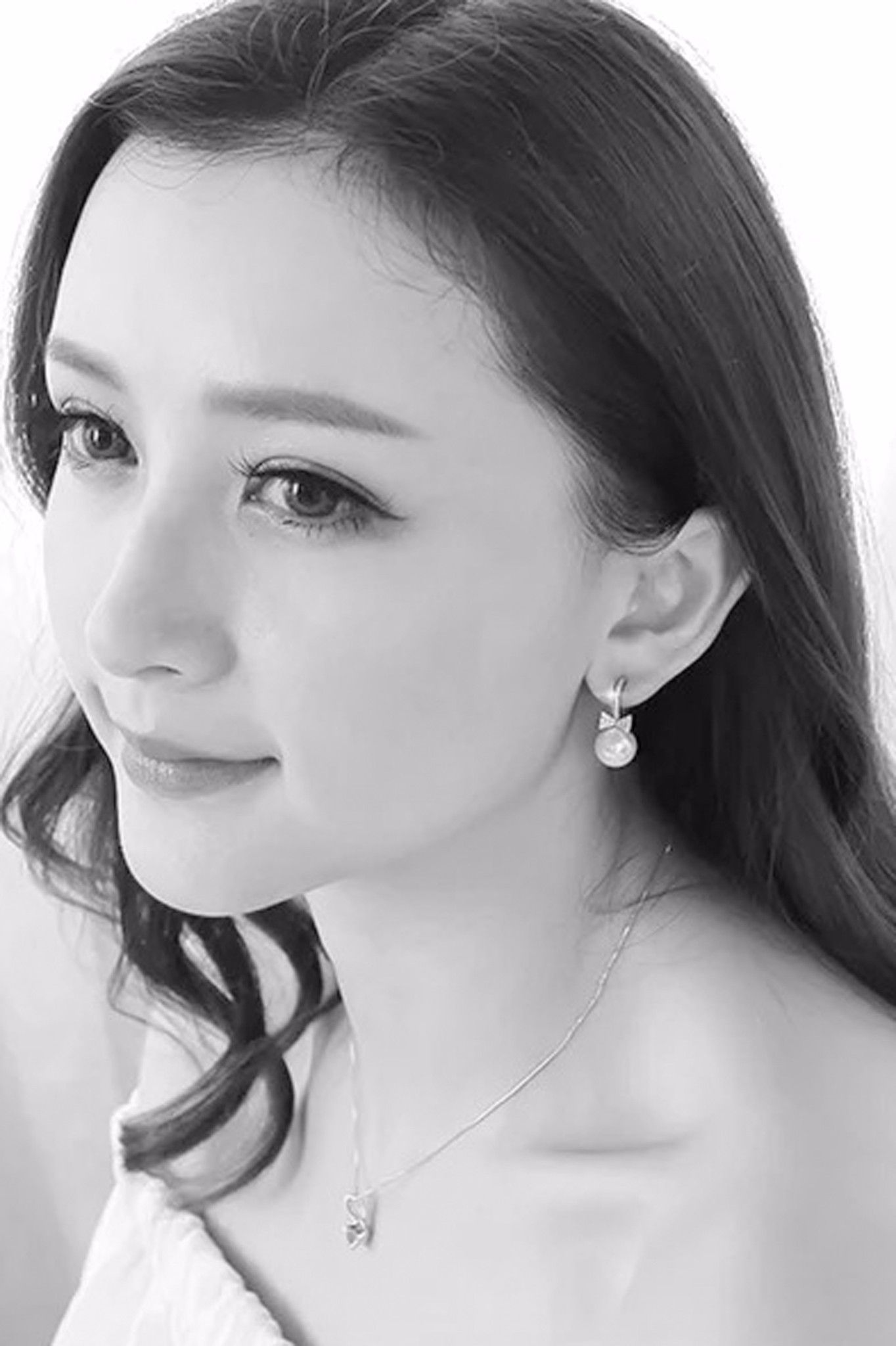 BÔNG TAI NƠ PHA LÊ & HẠT NGỌC ĐỎ (AR)