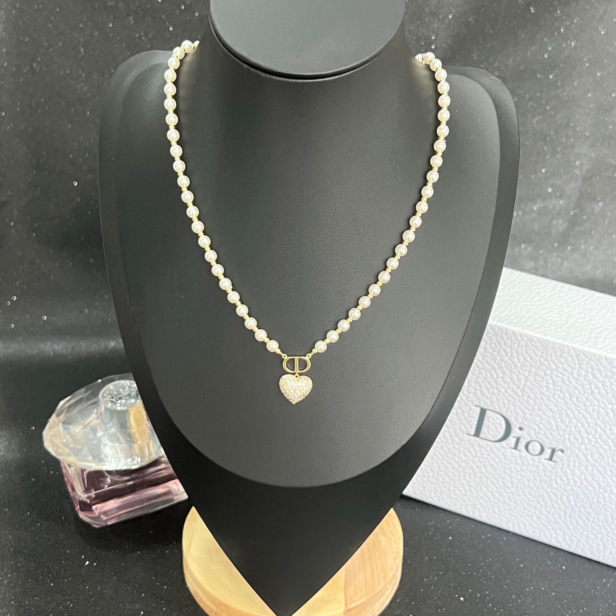 Dây Chuyền Ngắn - Dior Trái Tim Màu Vàng Ngọc Trai & Pha Lê Trắng (AI)