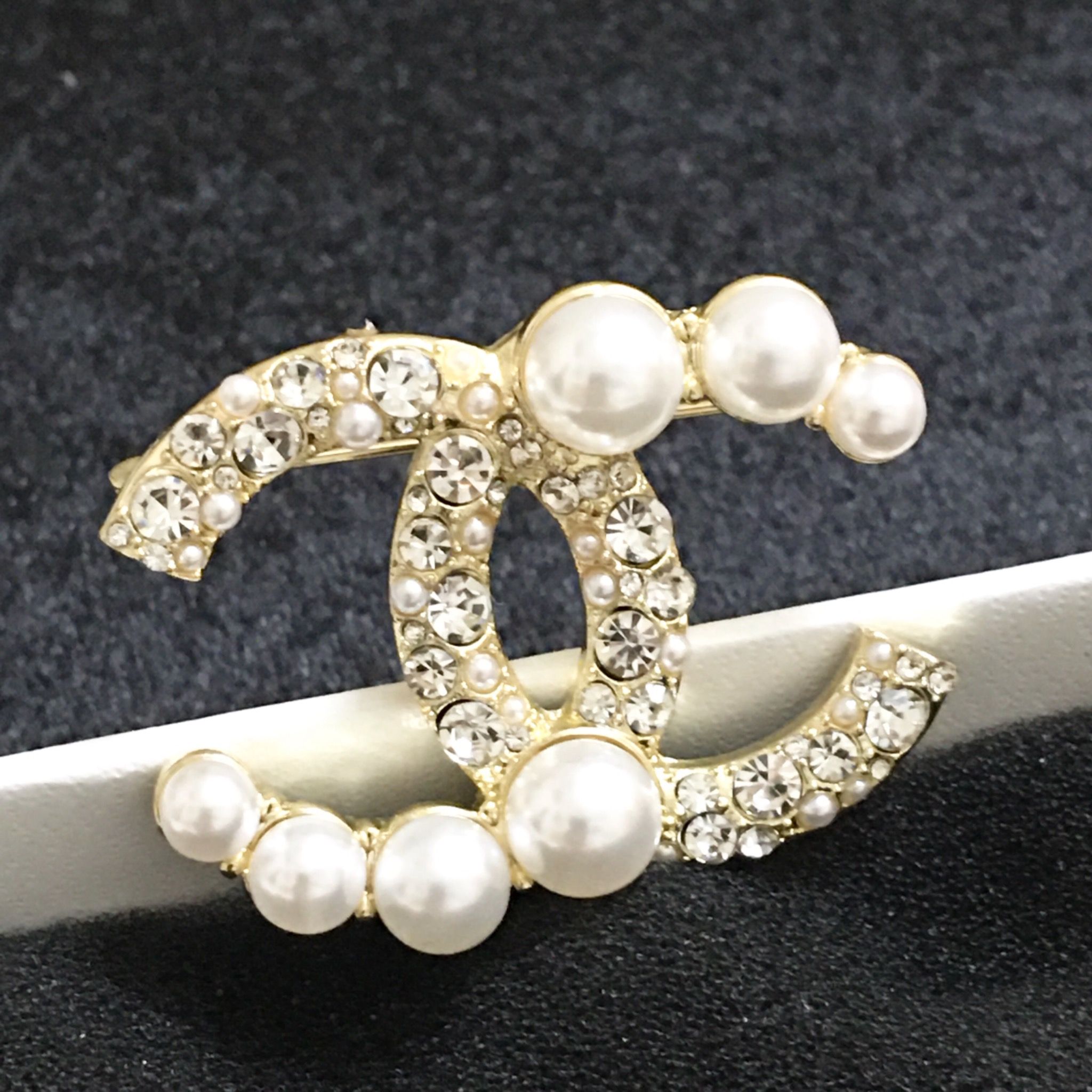 Cài Áo - Chanel Màu Vàng Ngọc Trai & Pha Lê Trắng (BI)