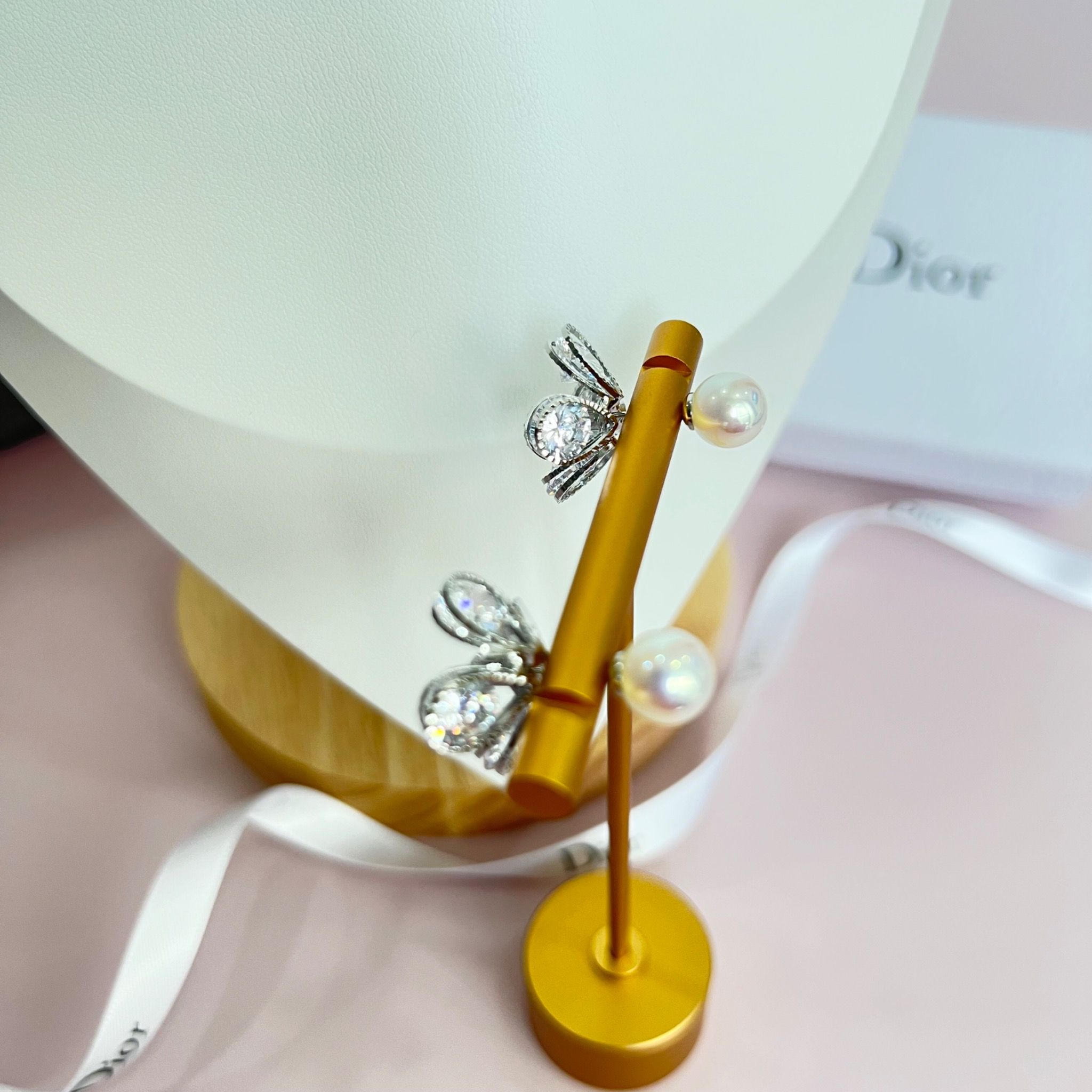 Bộ Trang Sức Dior Trắng - Vòng cổ Choker & Bông Tai Ngọc Trai, Pha Lê 2 Kiểu Đeo Quý Phái (AG)