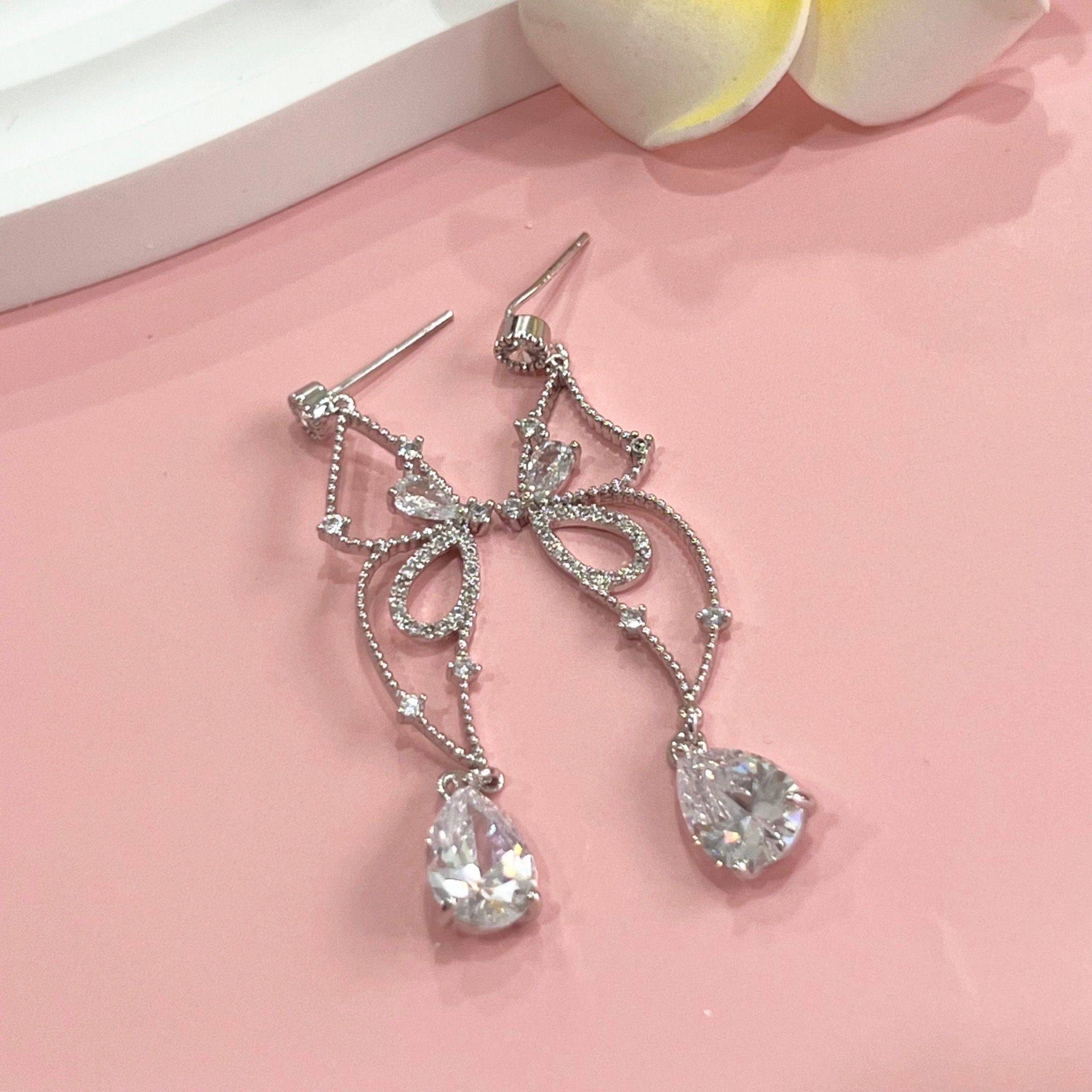 Bông Tai Con Bướm Xinh Pha Lê Trắng Tinh Tế (AL)