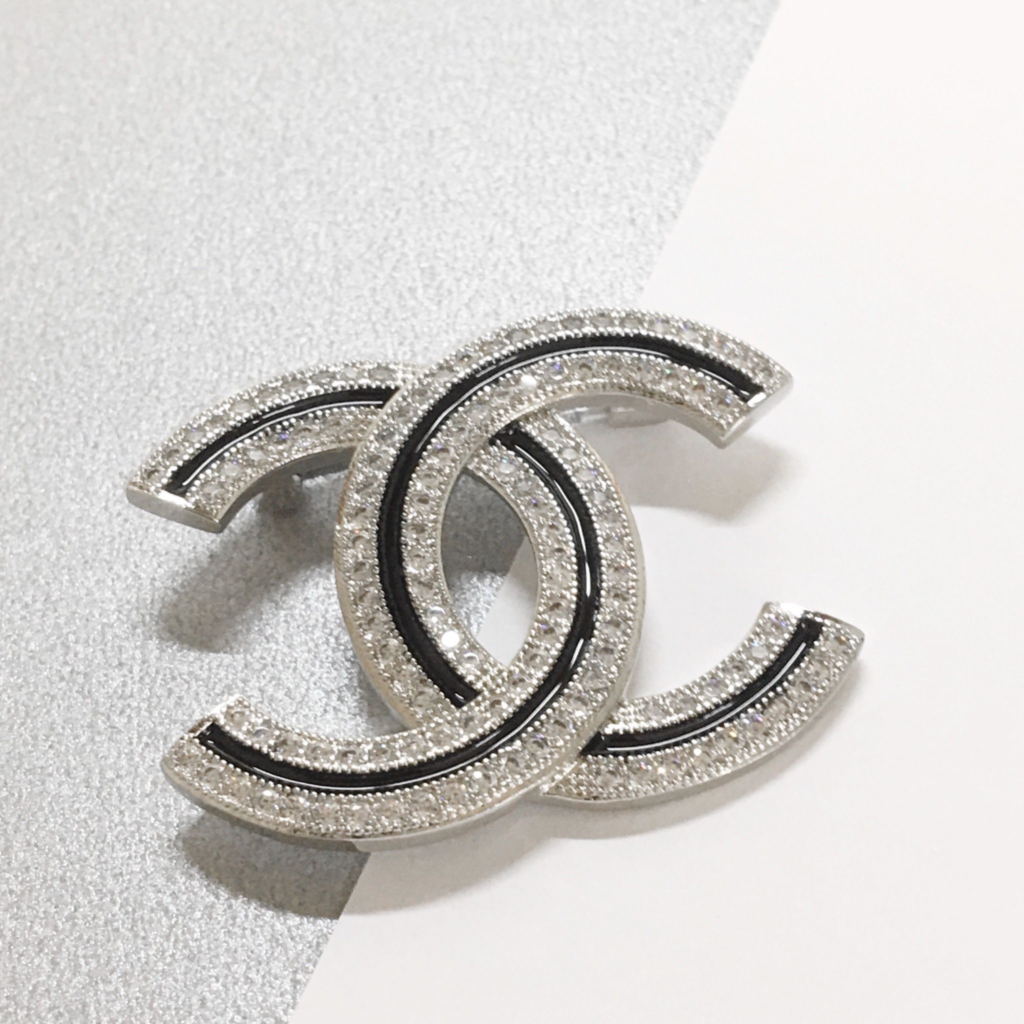 Cài Áo Chanel Màu Trắng Đen Pha Lê (BA)